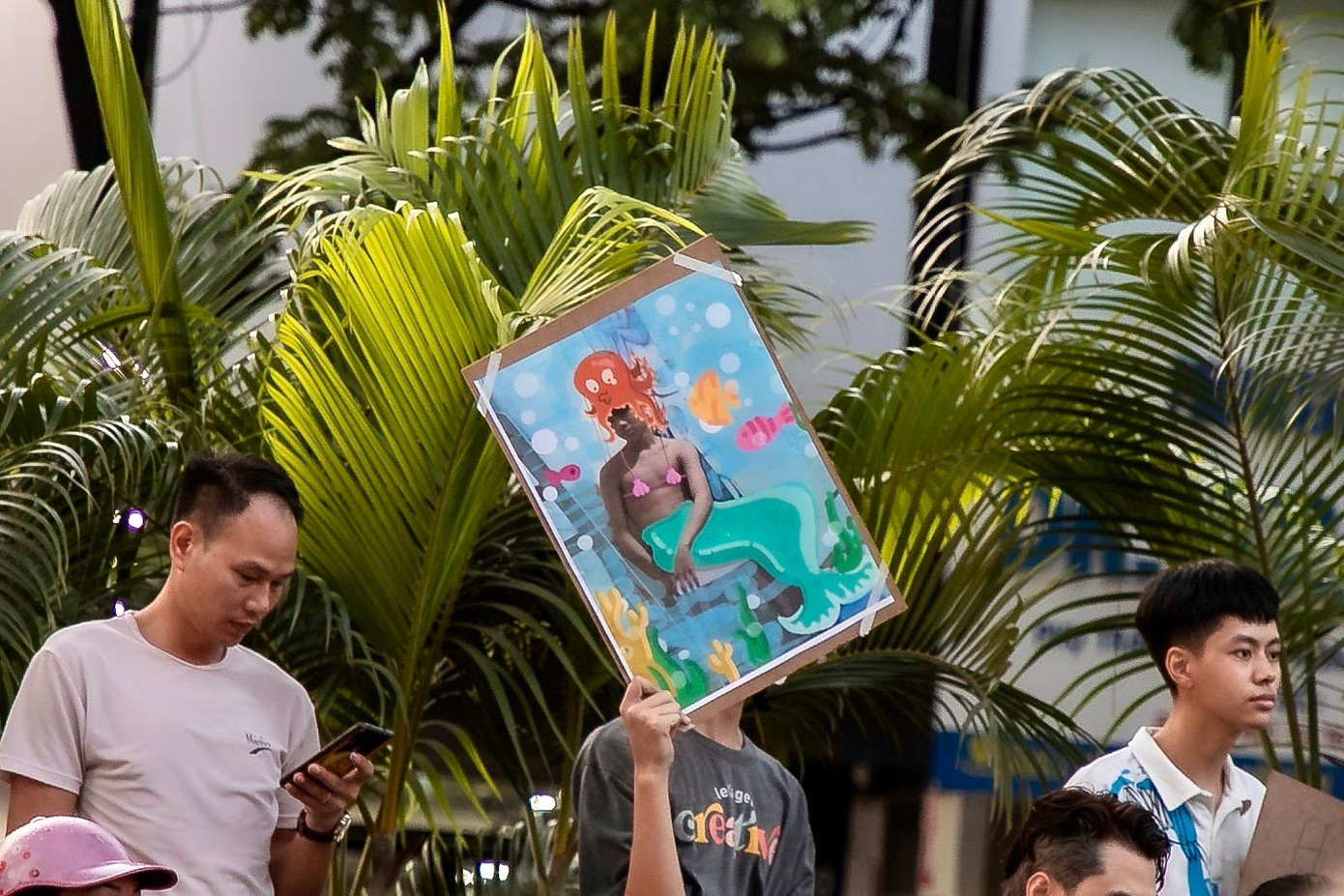 Nhóm bạn trẻ đứng hò reo, giơ hình chân dung với “1001 sắc thái biểu cảm” thu hút sự chú ý của mọi người xung quanh. Các thí sinh sau khi kết thúc bài thi, rời khỏi cổng trường đều được bạn bè hò reo, chào đón nồng nhiệt, tưng bừng một góc phố.