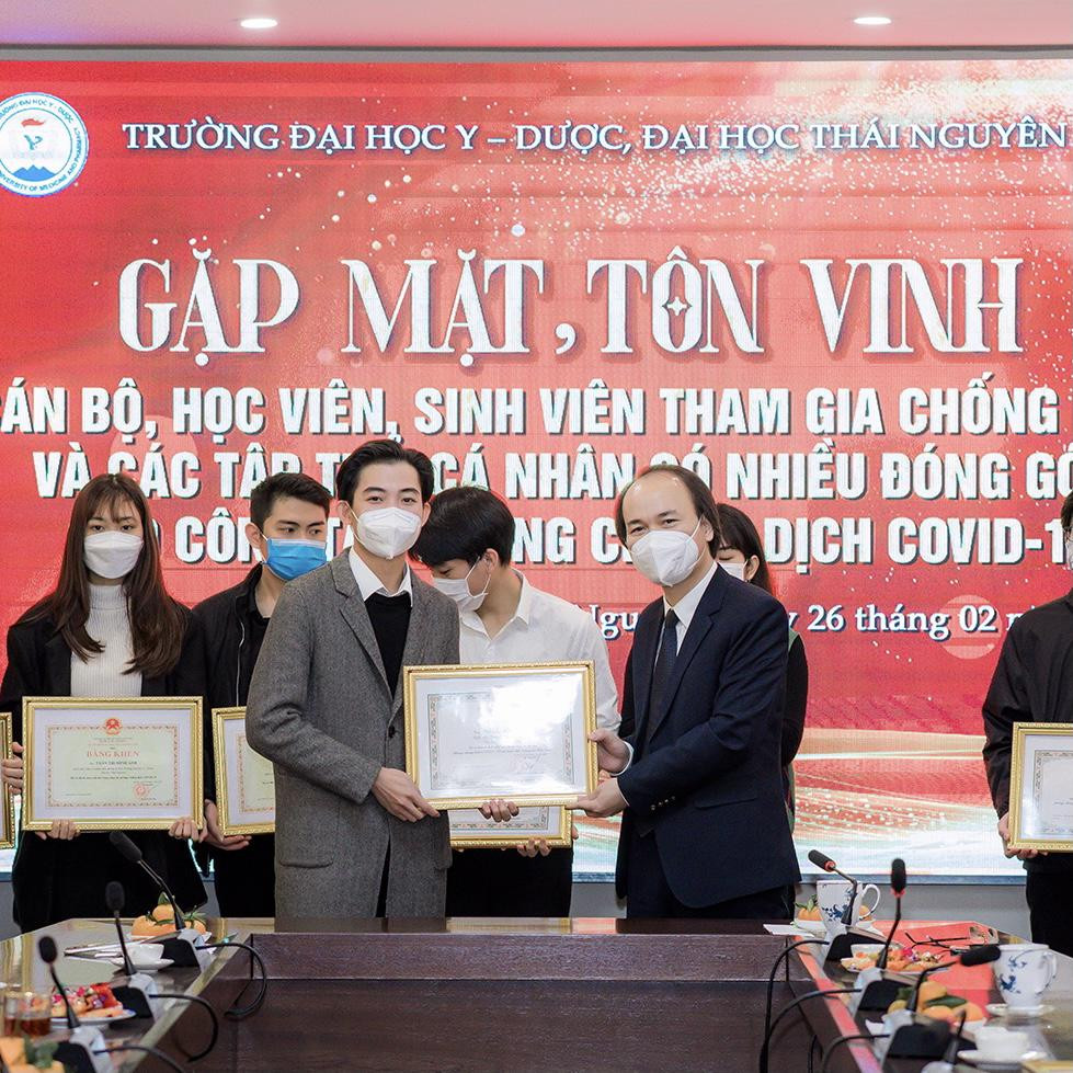 Nguyễn Đức Thắng vinh dự được nhận Bằng khen của Bộ trưởng Bộ Y Tế và rất nhiều giấy khen của ngành y tế và chính quyền địa phương vì đã có thành tích xuất sắc trong công tác hỗ trợ phòng chống dịch COVID-19. Nguyễn Đức Thắng vinh dự được nhận Bằng khen của Bộ trưởng Bộ Y Tế và rất nhiều giấy khen của ngành y tế và chính quyền địa phương vì đã có thành tích xuất sắc trong công tác hỗ trợ phòng chống dịch COVID-19.