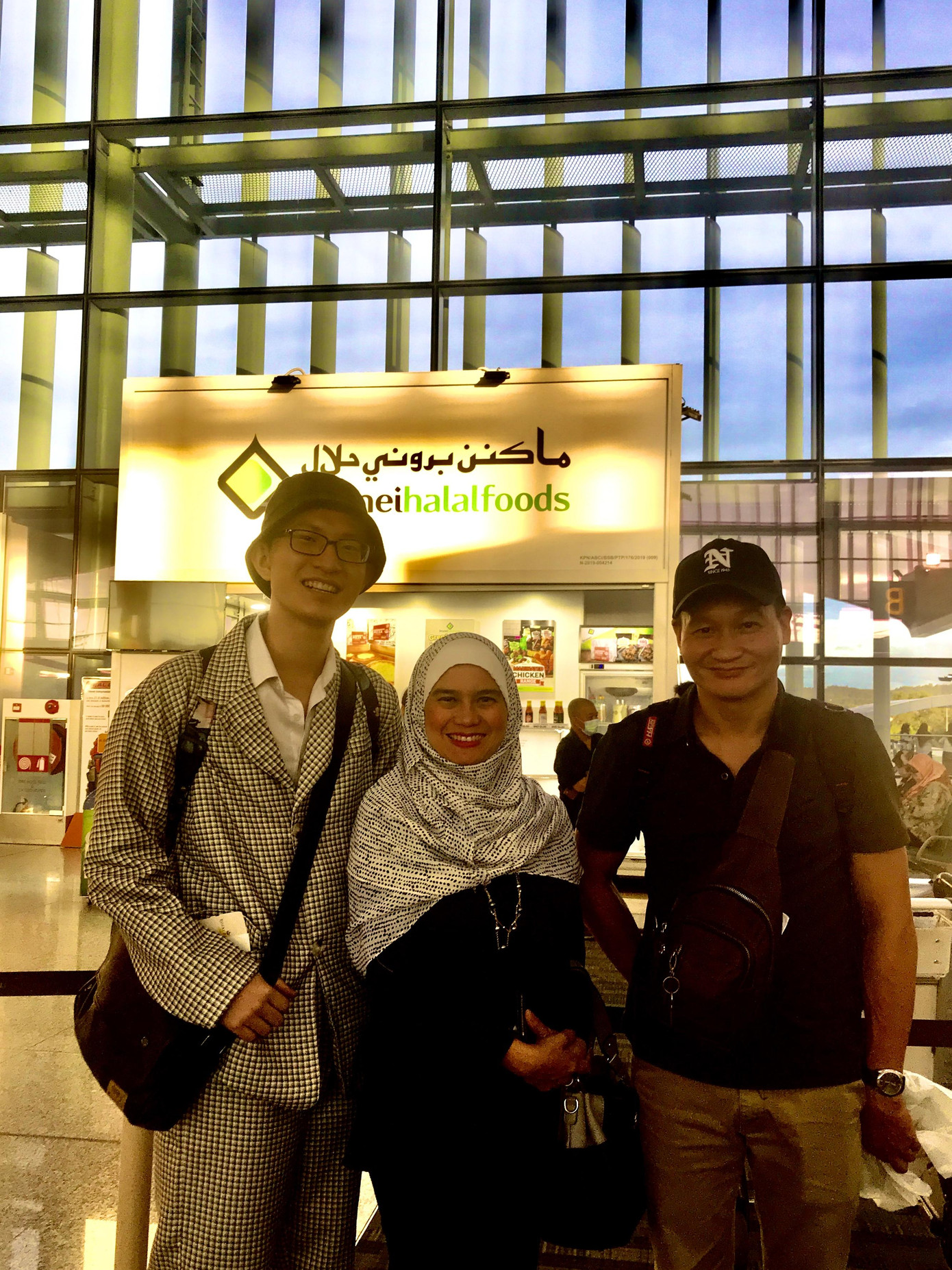 Hiệp cùng hai chuyên gia PGS.TS Đinh Hồng Hải (ĐH Quốc gia Hà Nội) và PGS.TS Malai Zeiti Abdul Hamid (ĐH Công nghệ Brunei) tại sân bay, chia tay đất nước Brunei và kết thúc chuyến công tác với nhiều kỷ niệm đáng nhớ.