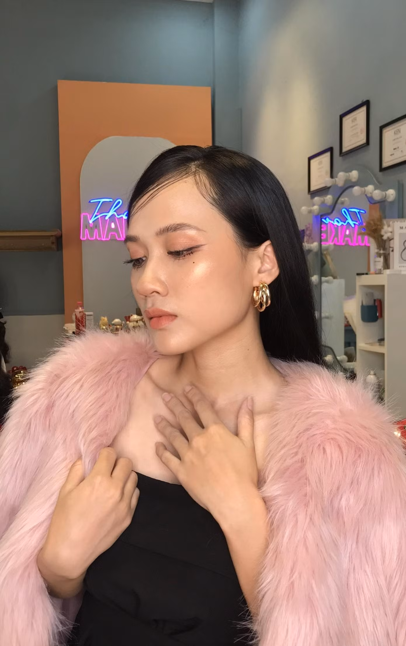 Ngoài ra, cô nàng cũng dành thời gian làm công việc trong lĩnh vực nghệ thuật.