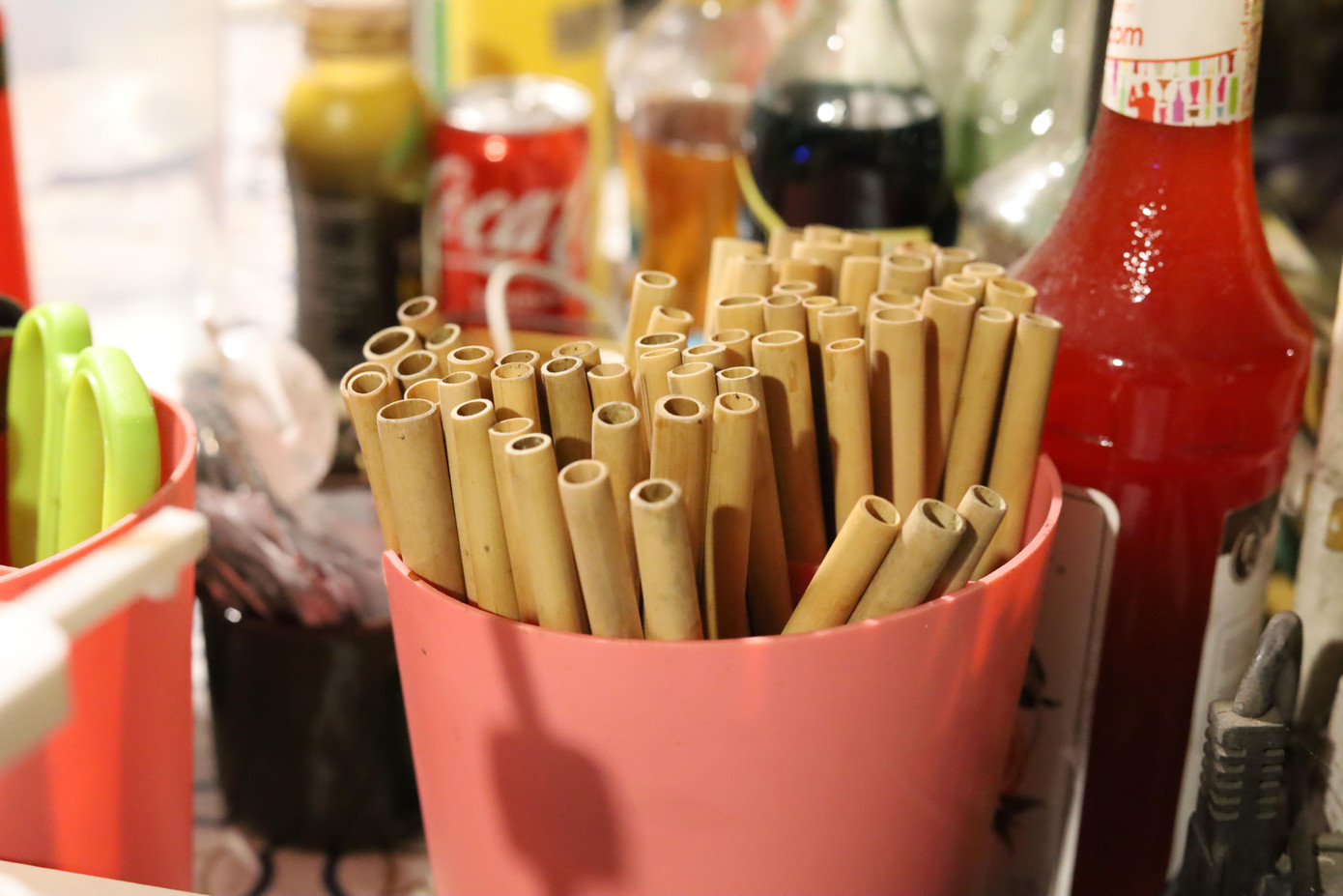 Ống hút được làm từ chất liệu tre có thể tái sử dụng.