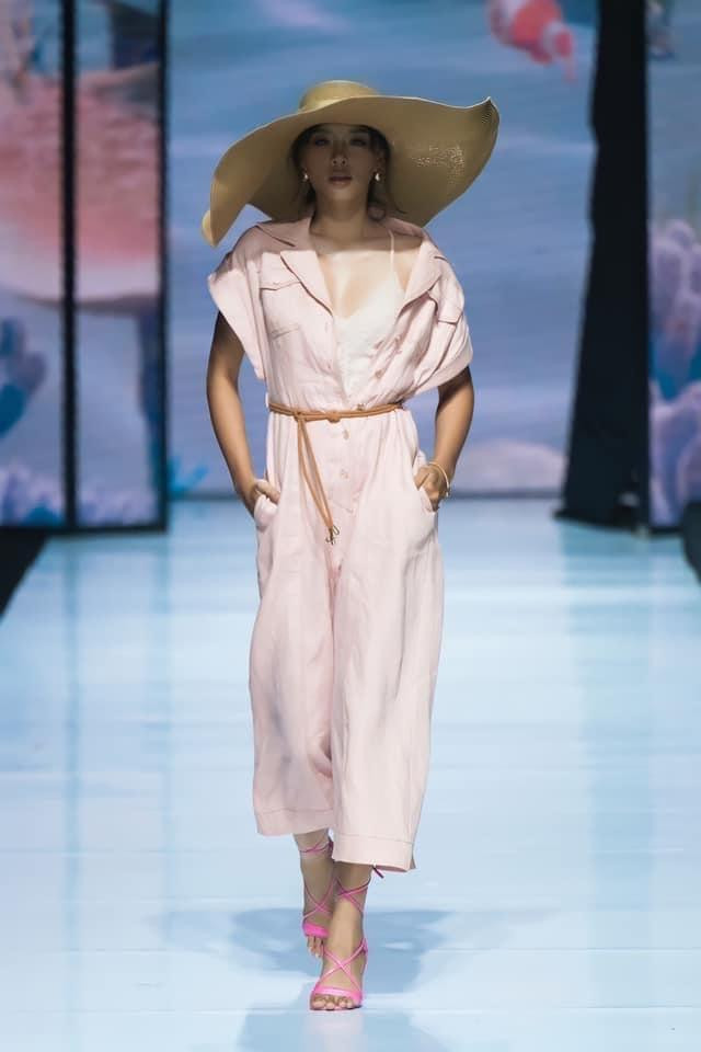 Dù mới vào nghề được 2 năm, tuy nhiên Ánh Ngân là một gương mặt đầy triển vọng, đã có thể chinh phục được nhiều sàn diễn lớn, nhỏ không chỉ ở trong nước mà còn cả ở nước ngoài.