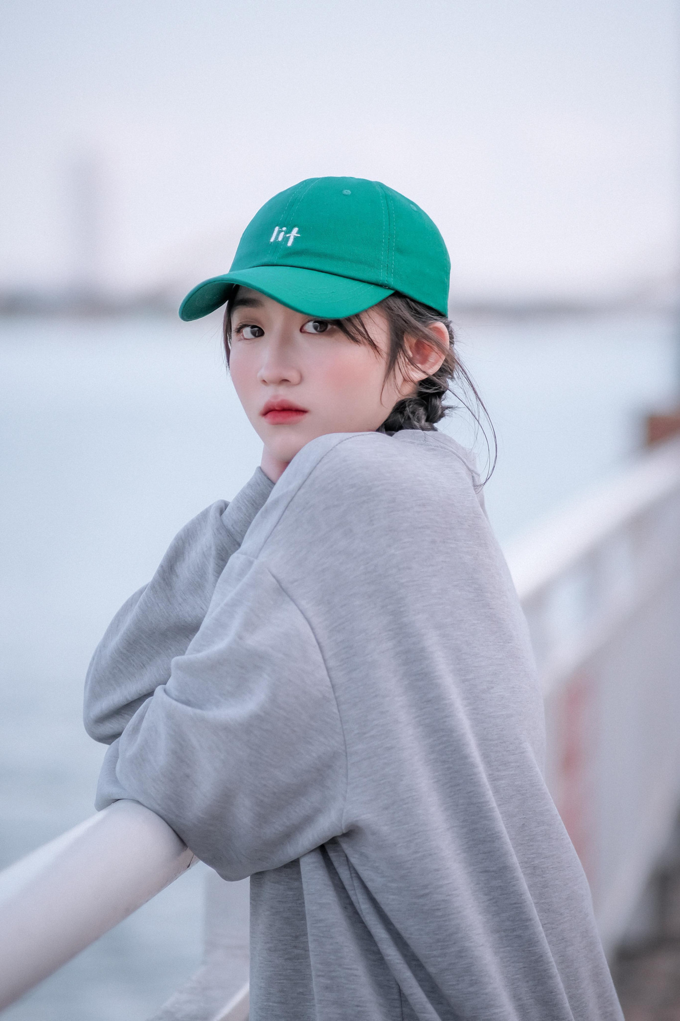 Lê Thị Tú Trinh sinh năm 2003 và hiện đang theo học tại trường Đại học Duy Tân, chuyên ngành Quản trị Sự kiện và Giải trí.