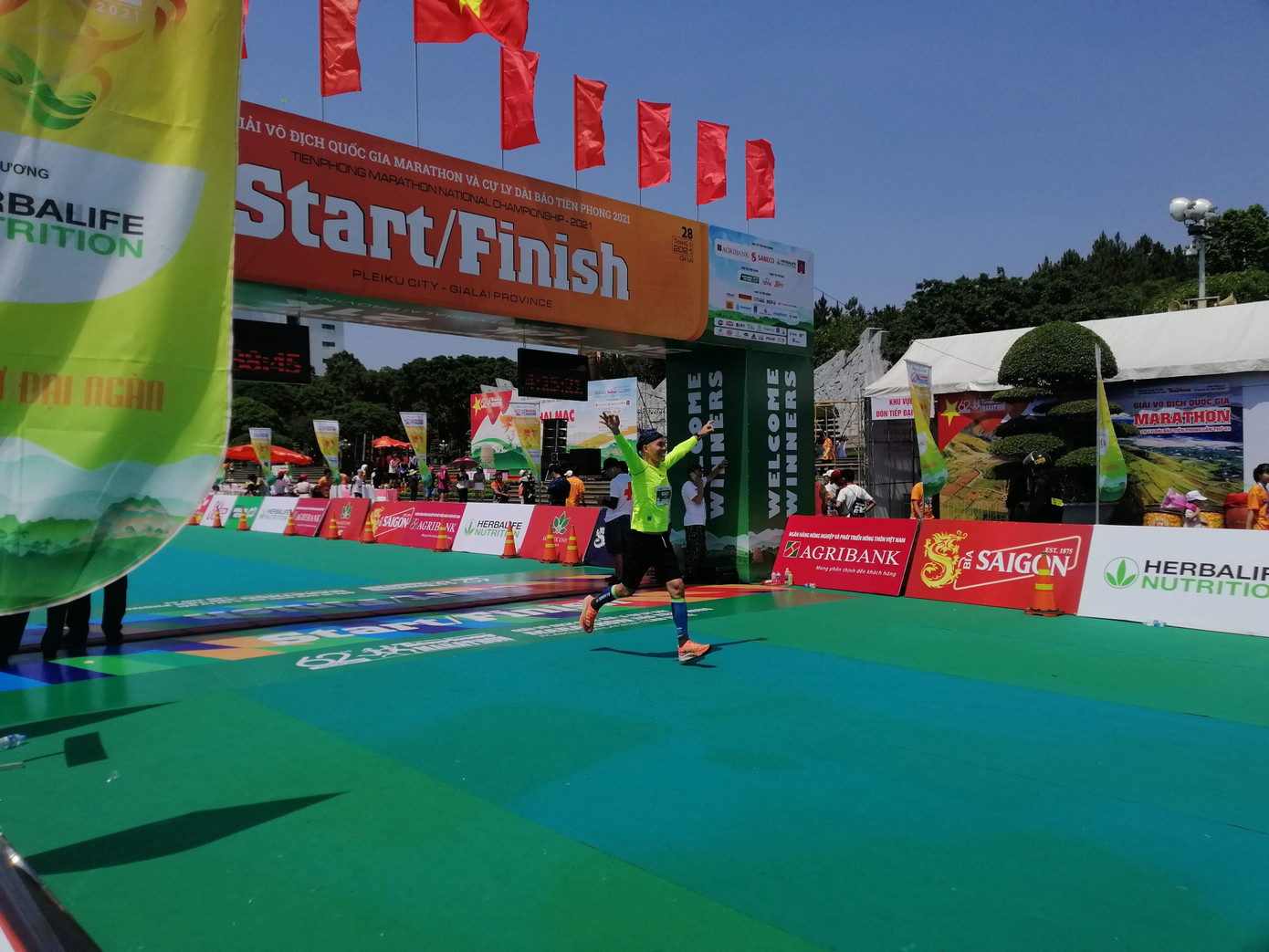 Anh Ngô Lâm về đích tại Tiền Phong Marathon 2021.