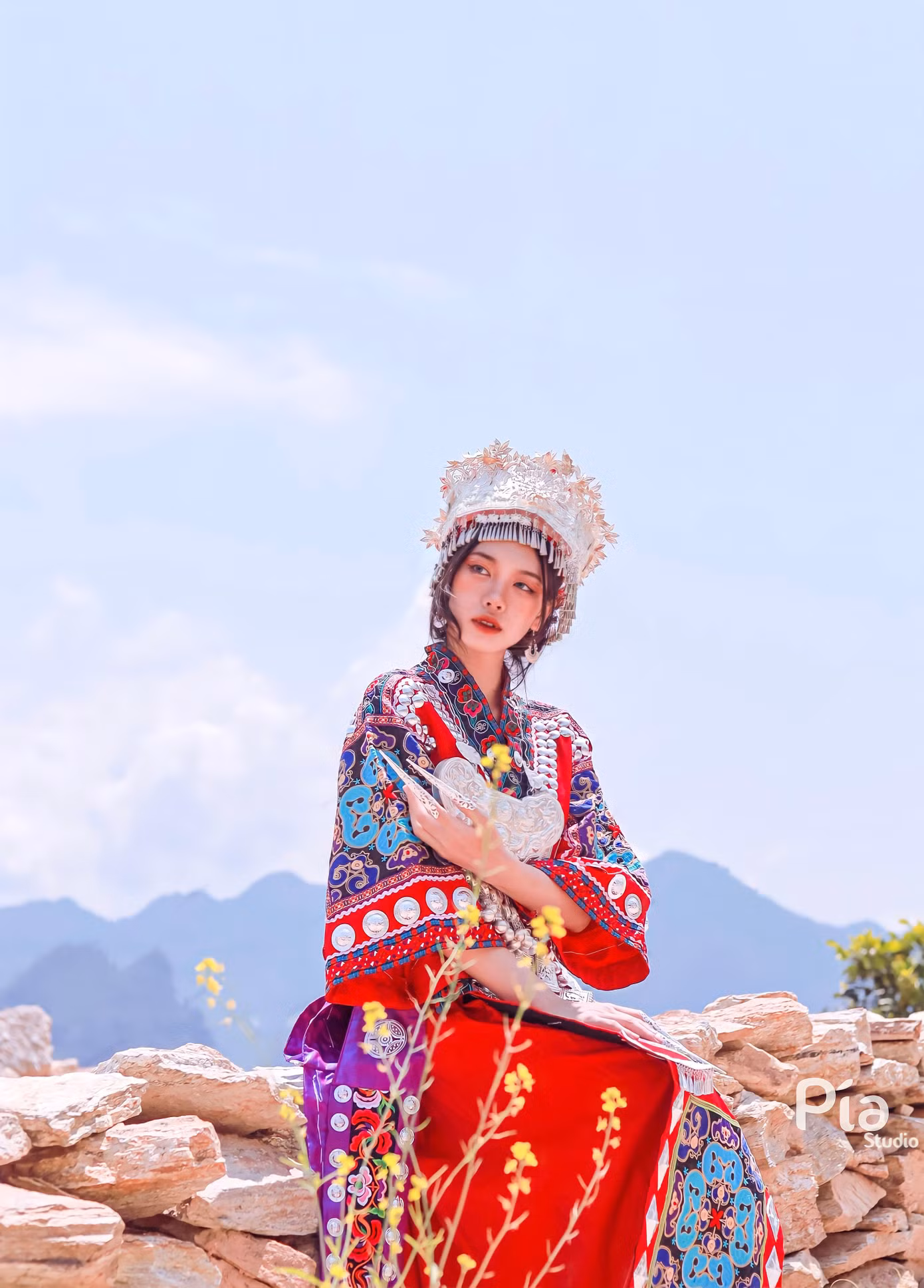 Khánh Linh cho biết, những nét đẹp đặc biệt trong bộ trang phục của người dân tộc H’Mông, Hà Giang khiến cô không thể không chụp một bộ ảnh làm kỷ niệm.
