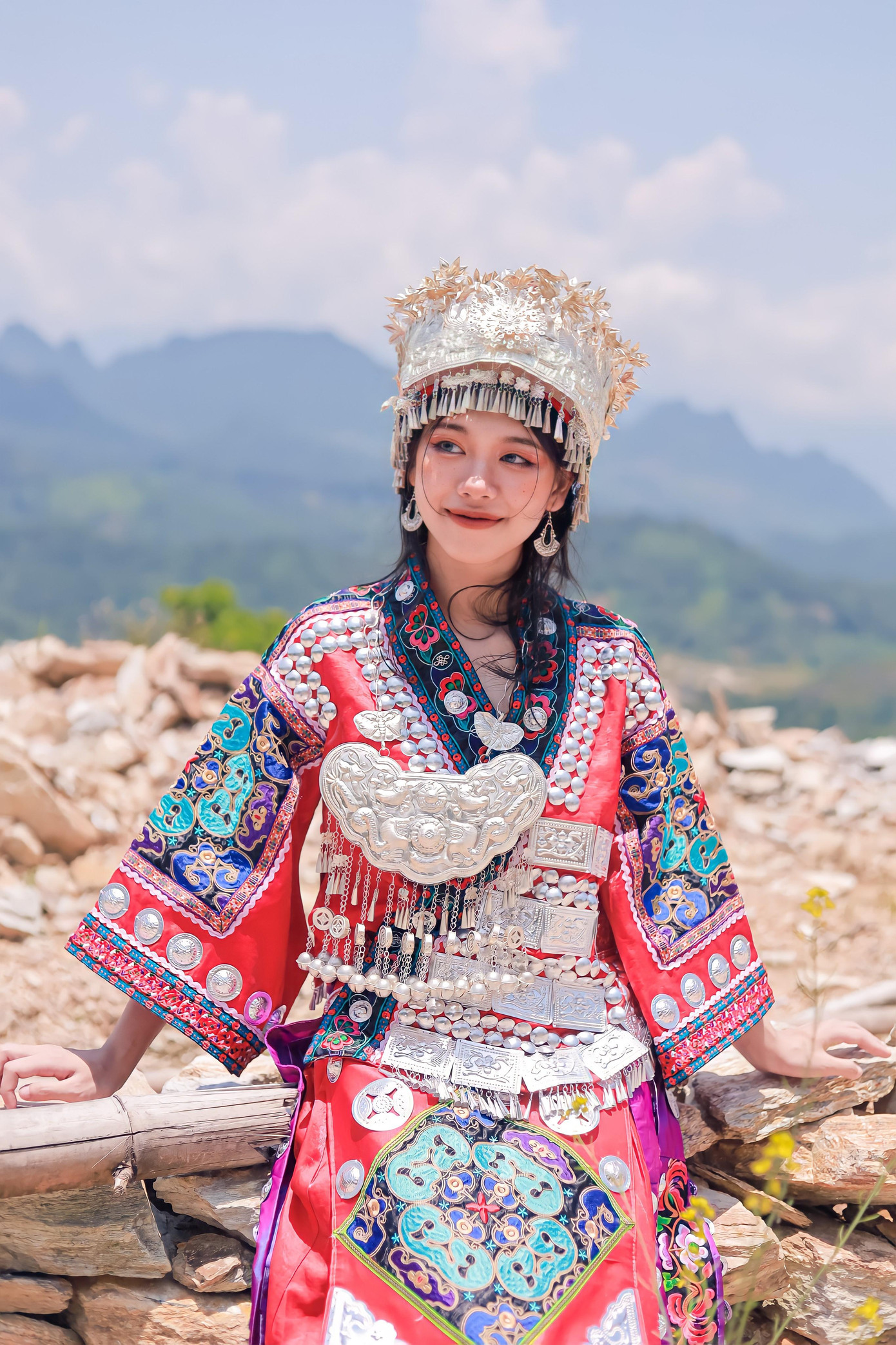 Khánh Linh sở hữu nét đẹp sắc sảo, cuốn hút.