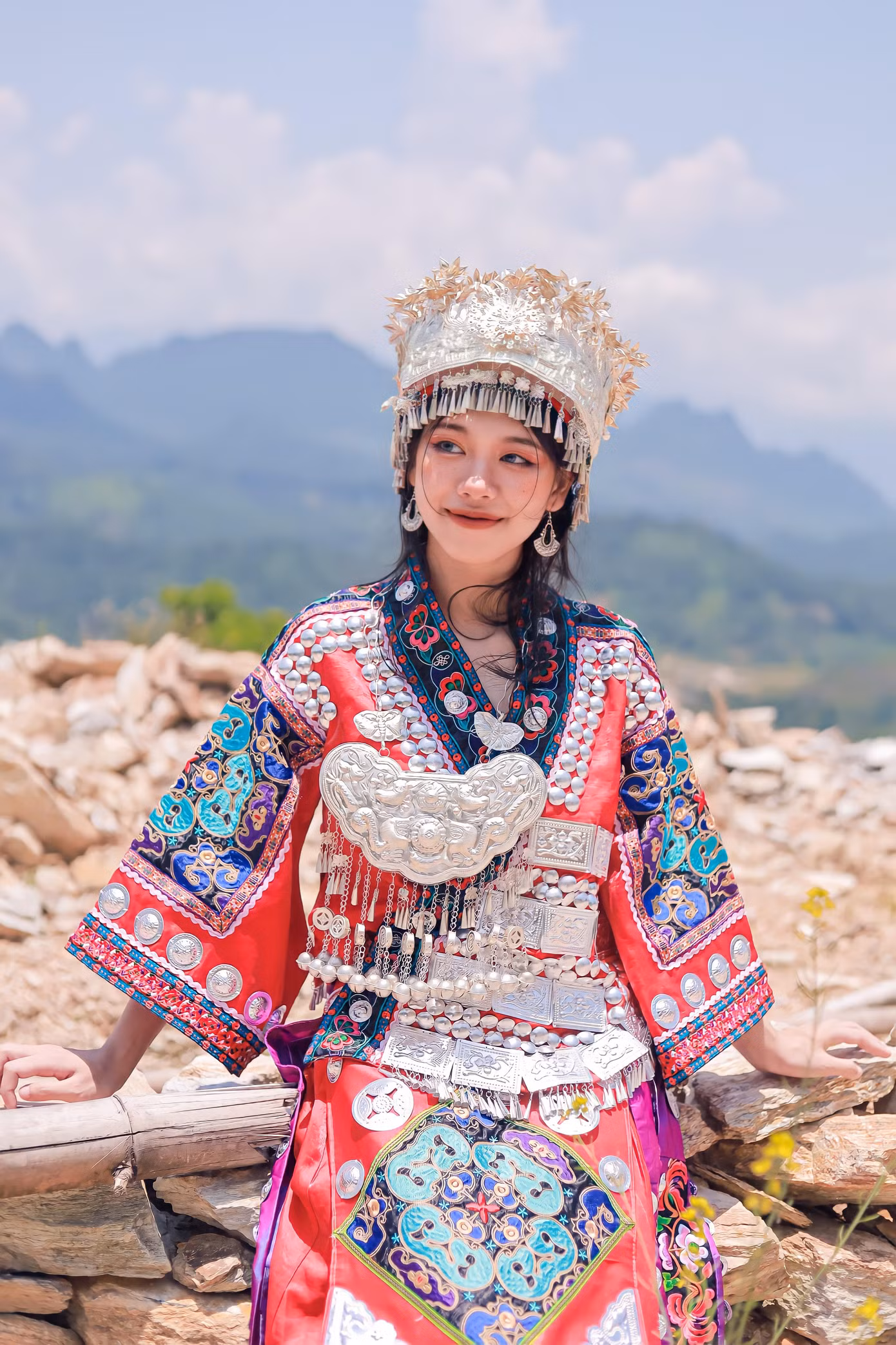 Khánh Linh sở hữu nét đẹp sắc sảo, cuốn hút.
