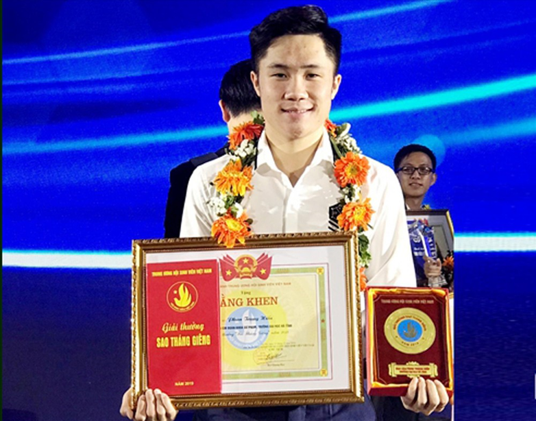 Sinh viên Nguyễn Minh Thiên nhận giải thưởng “Sao Tháng Giêng” 2019.