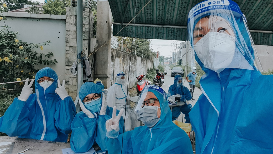 Sinh viên Liên chi hội Bác sĩ đa khoa tham gia chống dịch COVID - 19 tại Thành phố Biên Hòa, tỉnh Đồng Nai vào tháng 7 năm 2020.