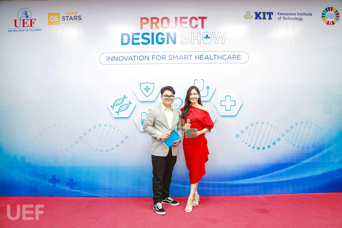 Tú Tâm dẫn chương trình. Tú Tâm dẫn chương trình.