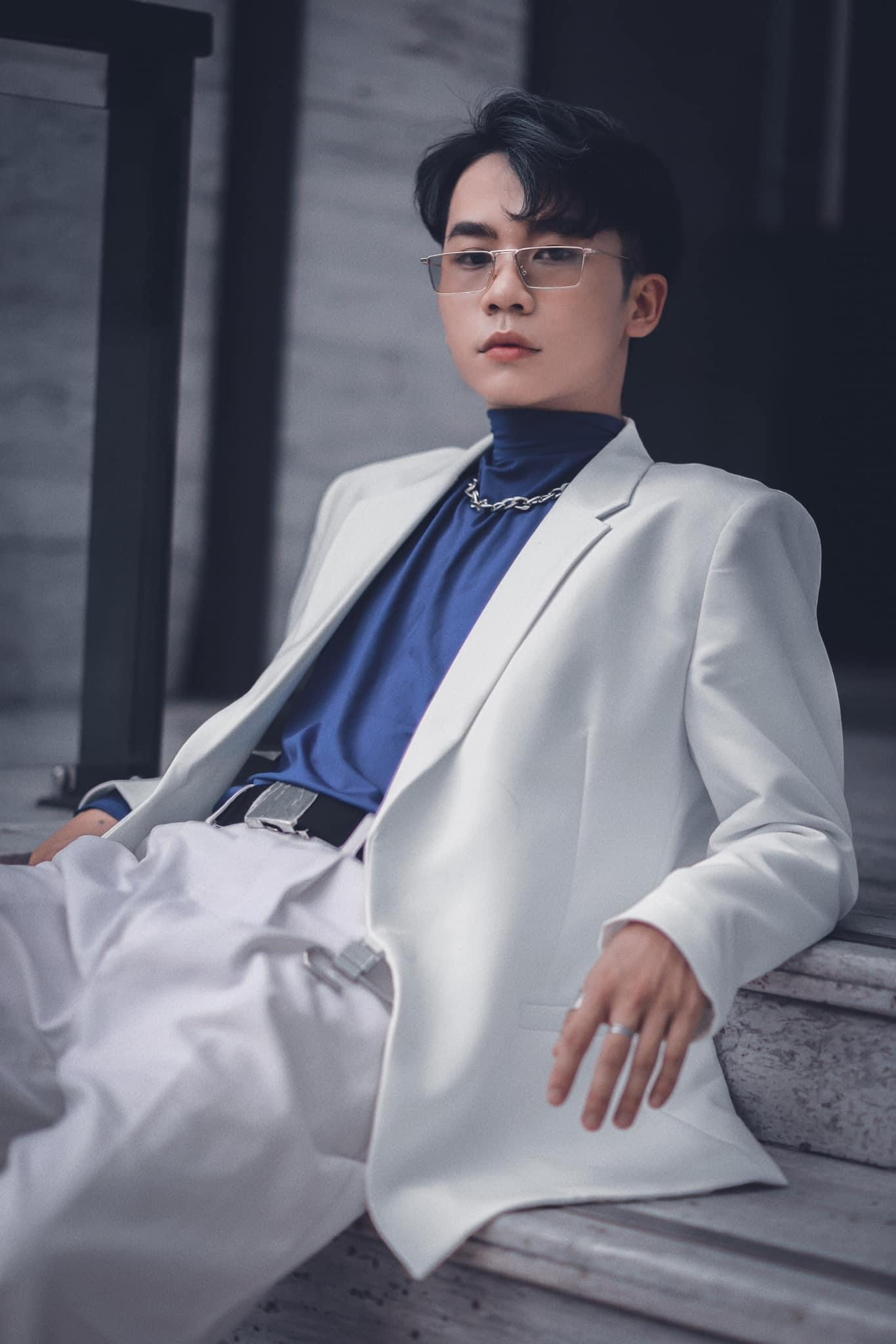 Văn Toán cũng đang là trưởng nhóm, người sáng lập nhóm nhảy với nhiều thành tích nổi bật. Văn Toán cũng đang là trưởng nhóm, người sáng lập nhóm nhảy với nhiều thành tích nổi bật.