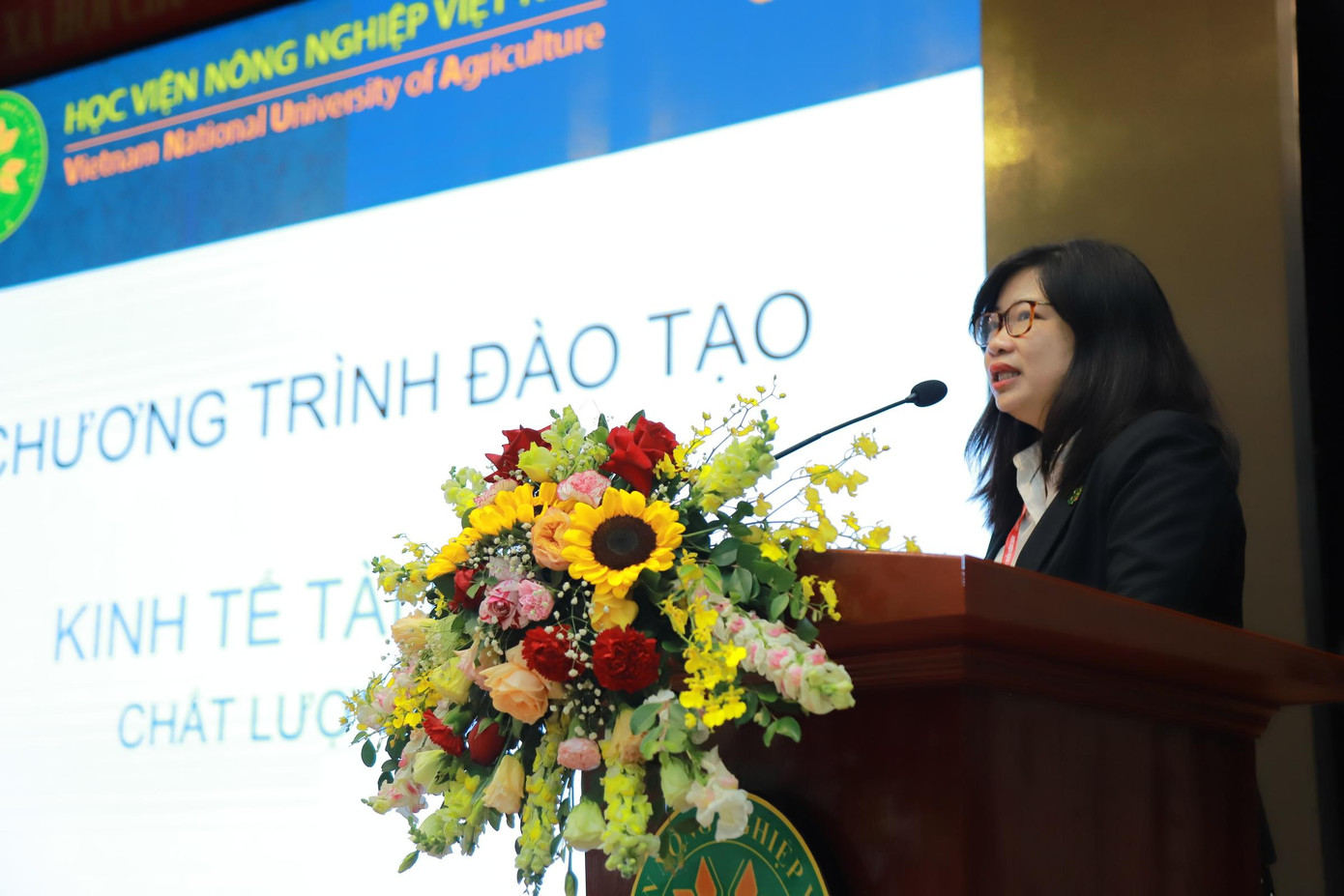 TS. Nguyễn Thị Thu Quỳnh giới thiệu về ngành Kinh tế tài chính chất lượng cao. TS. Nguyễn Thị Thu Quỳnh giới thiệu về ngành Kinh tế tài chính chất lượng cao.