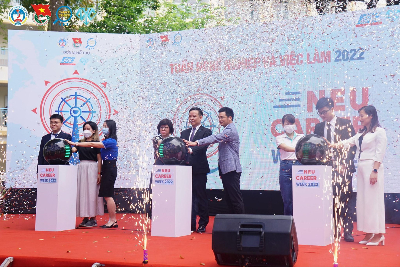 Đại diện trường Đại học Kinh tế Quốc dân và nhà tài trợ cùng nhau thực hiện nghi lễ khai mạc. Đại diện trường Đại học Kinh tế Quốc dân và nhà tài trợ cùng nhau thực hiện nghi lễ khai mạc.