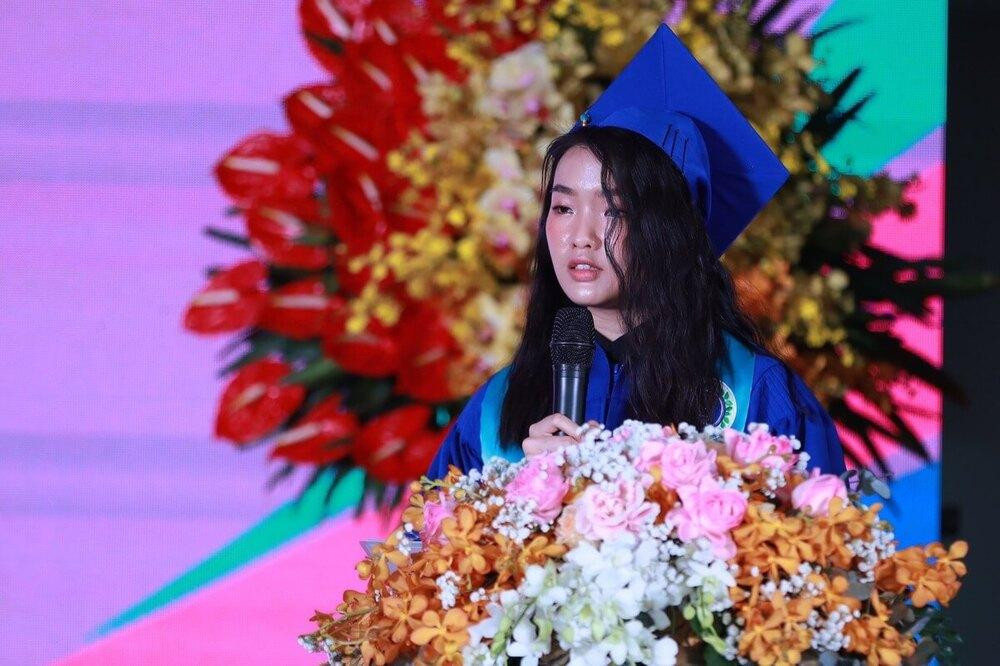 Vịnh An đại diện các tân cử nhân phát biểu và gửi lời tri ân đến các thầy, cô tại Trường Đại học Luật TP. Hồ Chí Minh. Vịnh An đại diện các tân cử nhân phát biểu và gửi lời tri ân đến các thầy, cô tại Trường Đại học Luật TP. Hồ Chí Minh.