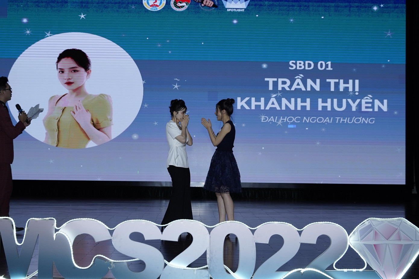 Không giấu được niềm hạnh phúc và xúc động khi Khánh Huyền được gọi tên với ngôi vị quán quân của cuộc thi MC Spotlight 2022.
