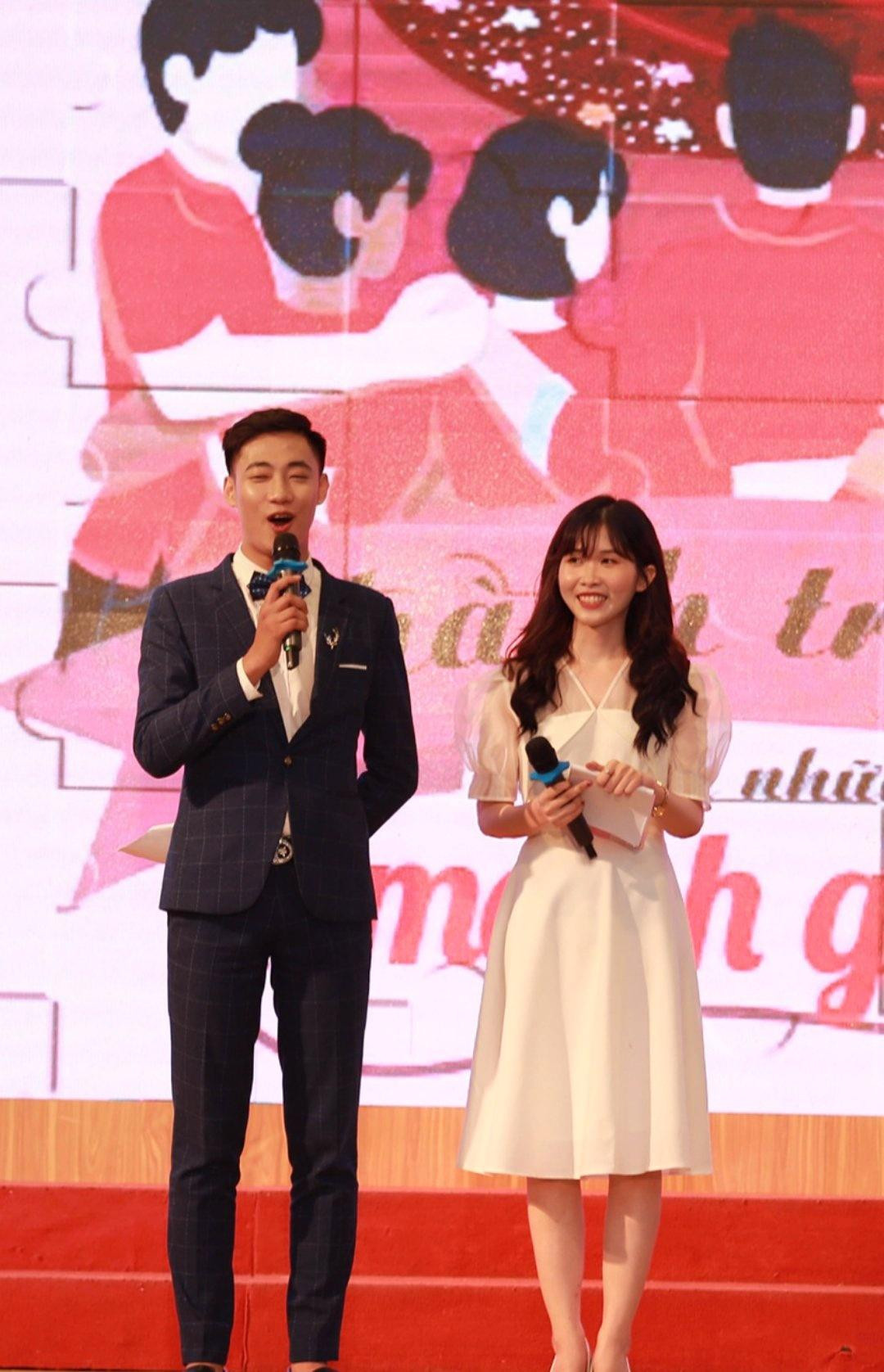 Thu Trang còn đảm nhận vai trò MC. Thu Trang còn đảm nhận vai trò MC.