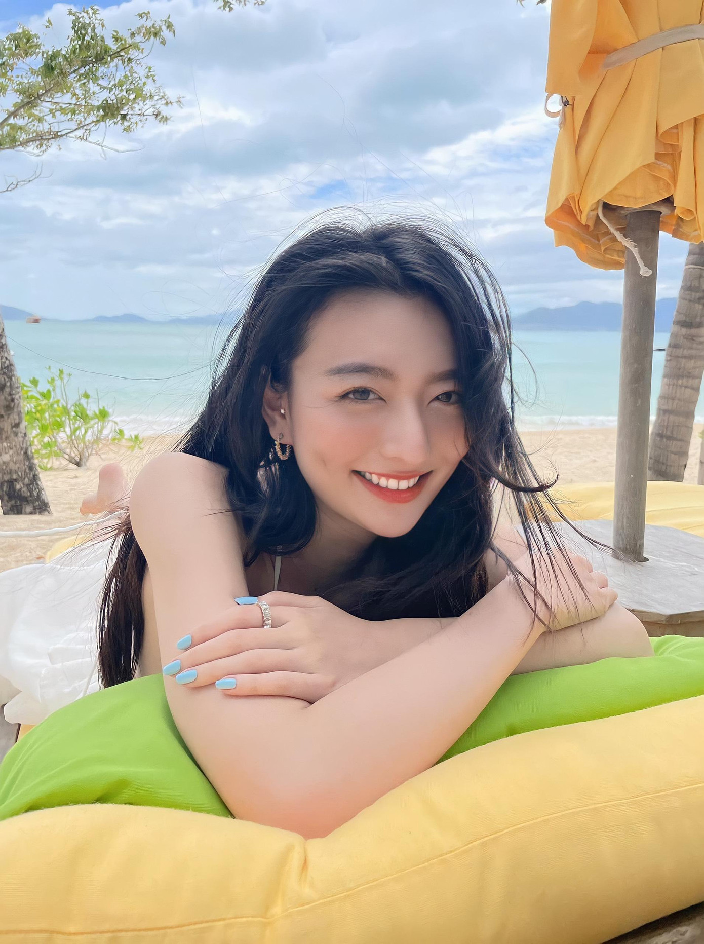 Xuân Mai 'gieo thương nhớ' bởi nhan sắc ngọt ngào, nụ cười rạng rỡ với má lúm đồng tiền. Xuân Mai 'gieo thương nhớ' bởi nhan sắc ngọt ngào, nụ cười rạng rỡ với má lúm đồng tiền.