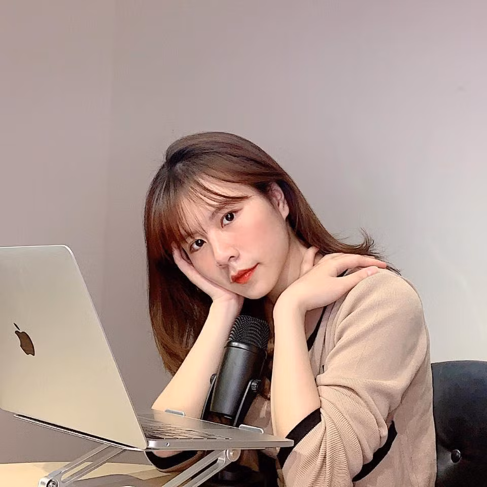 Cô tự lên ý tưởng chủ đề, kịch bản và thu âm cho kênh podcast của mình