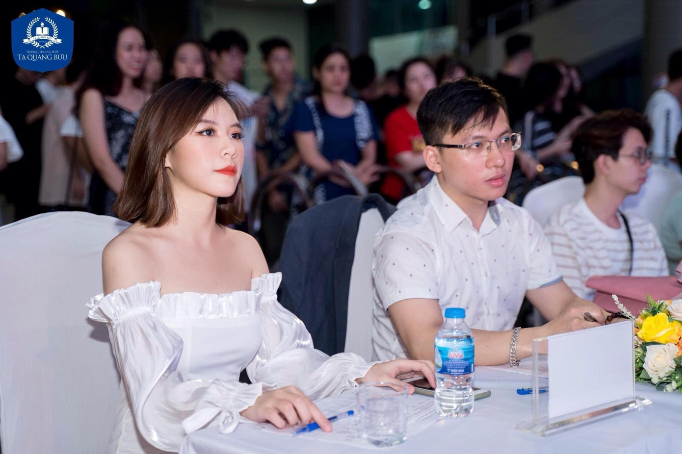 Thanh Unnie trong vai trò Ban giám khảo của một một cuộc thi của các bạn học sinh THPT. Thanh Unnie trong vai trò Ban giám khảo của một một cuộc thi của các bạn học sinh THPT.