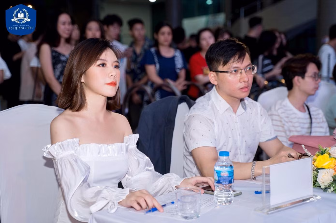Thanh Unnie trong vai trò Ban giám khảo của một một cuộc thi của các bạn học sinh THPT.