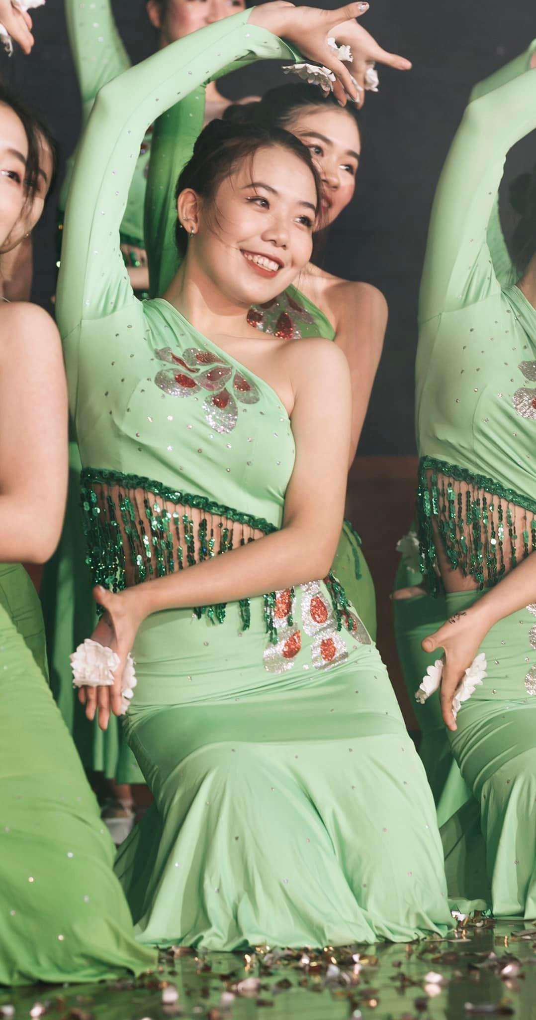 Ngoài ra, cô nàng còn bén duyên với hoạt động múa nghệ thuật, tham gia không ít các cuộc thi văn nghệ trong và ngoài trường.