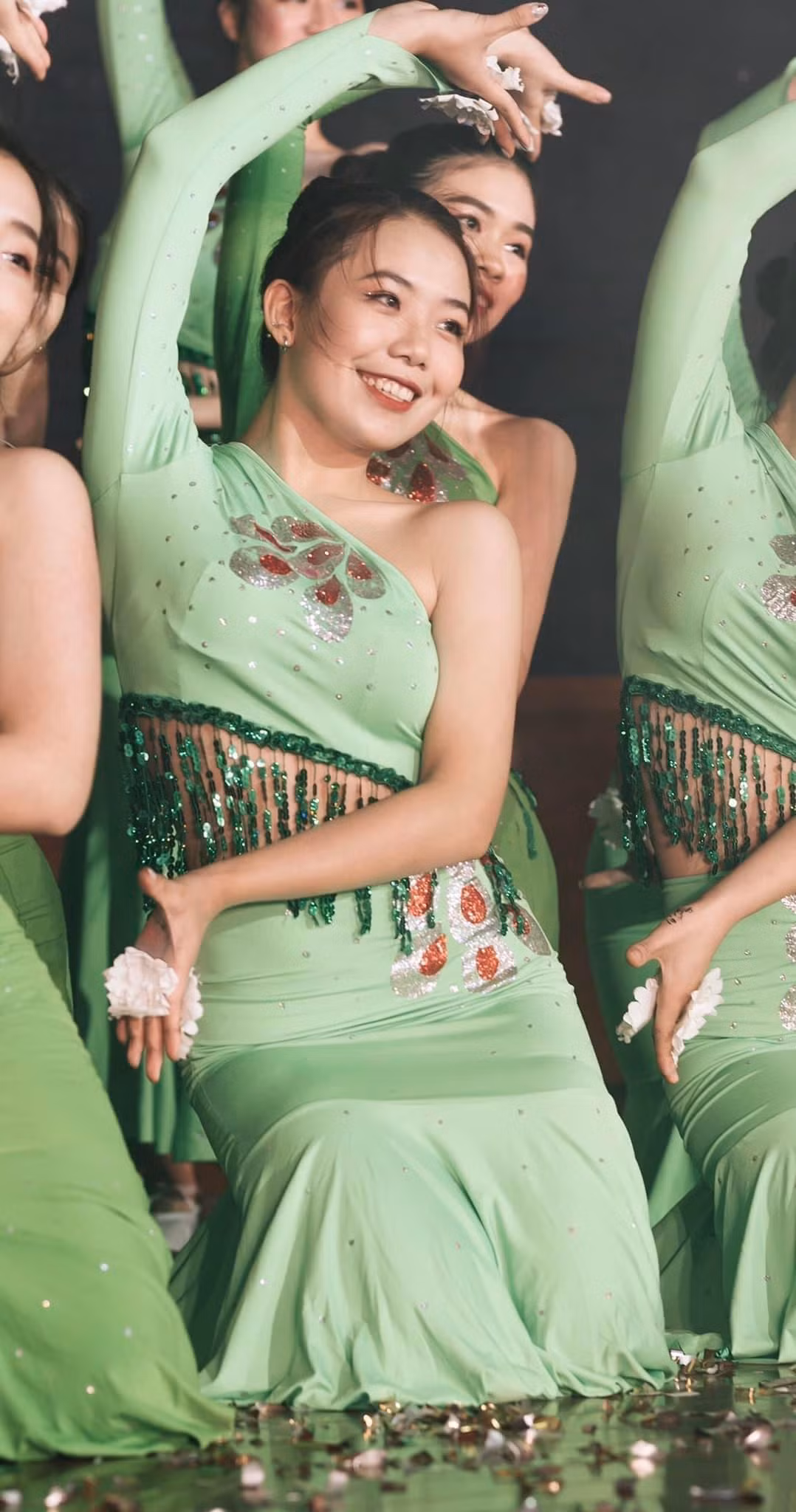 Ngoài ra, cô nàng còn bén duyên với hoạt động múa nghệ thuật, tham gia không ít các cuộc thi văn nghệ trong và ngoài trường.