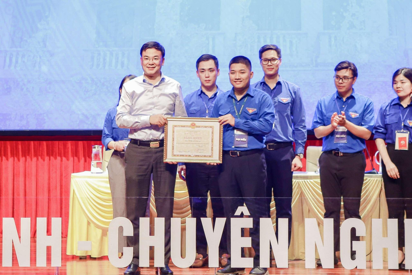 Quốc Nam đại diện Đoàn Thanh niên Học viện Ngoại giao nhận bằng khen của Bộ Ngoại giao từ Thứ trưởng Phạm Quang Hiệu.