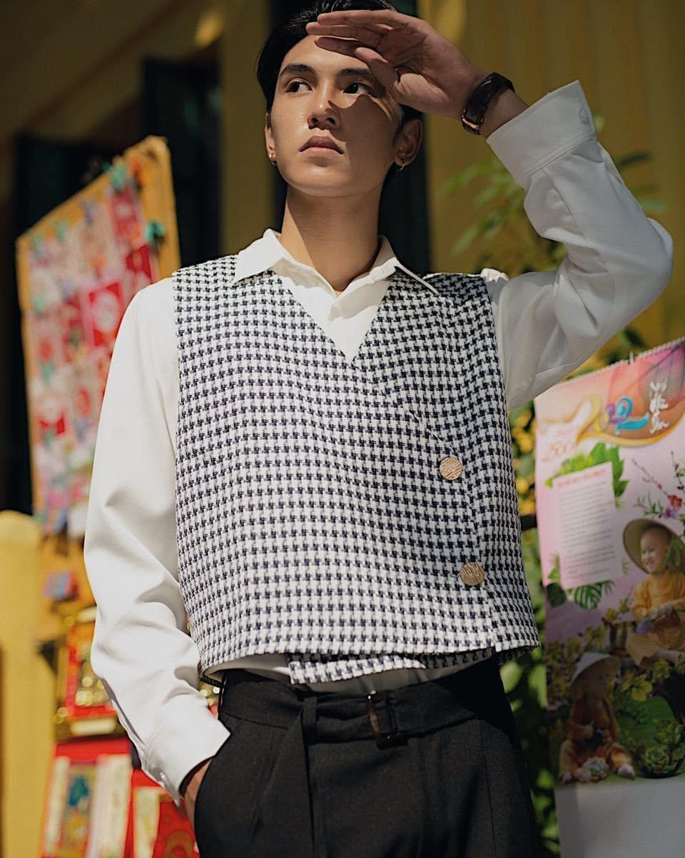 Góc nhìn của một sinh viên khoa Quay phim đã bổ trợ tốt trong quá trình làm mẫu. Góc nhìn của một sinh viên khoa Quay phim đã bổ trợ tốt trong quá trình làm mẫu.