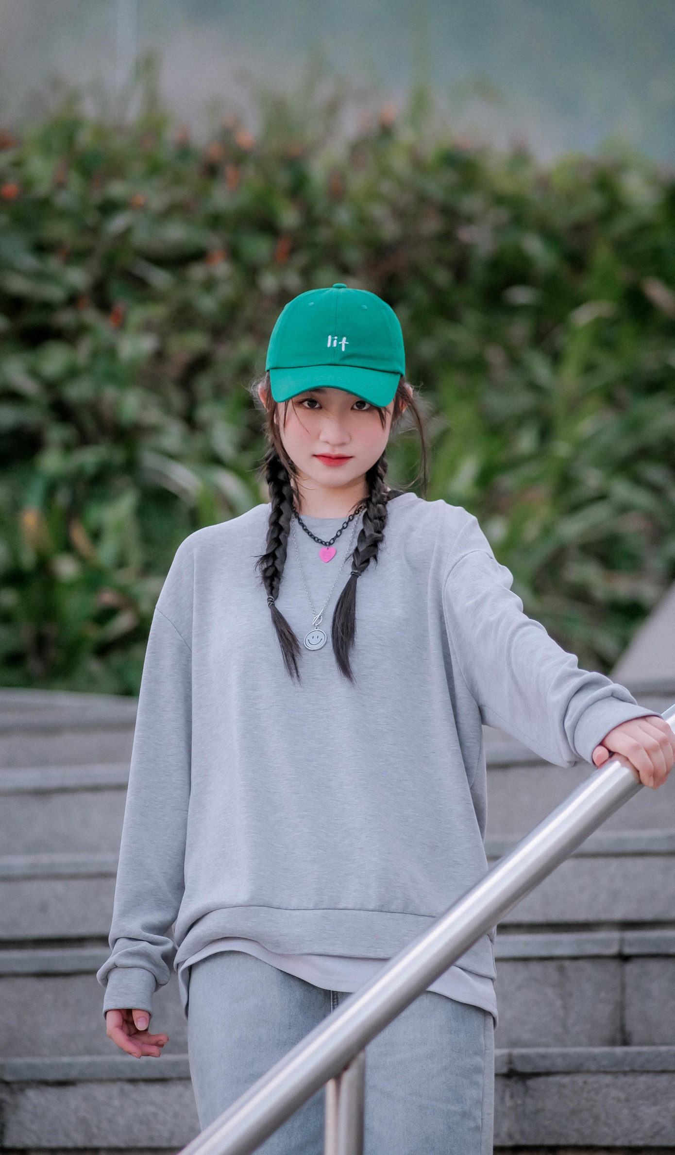 Bên cạnh công việc học, Tú Trinh còn là người mẫu ảnh và là diễn viên tự do.