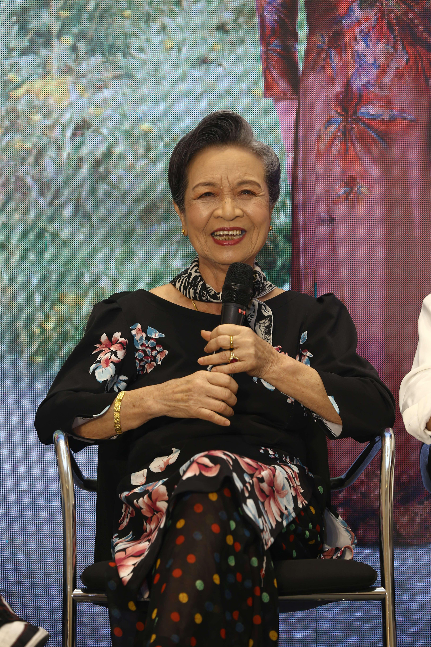 Năm nay bà đã gần 80 tuổi và với nghệ sĩ Tuyết Lan việc đóng phim làm bà luôn muốn phấn đấu 200% sức lực.