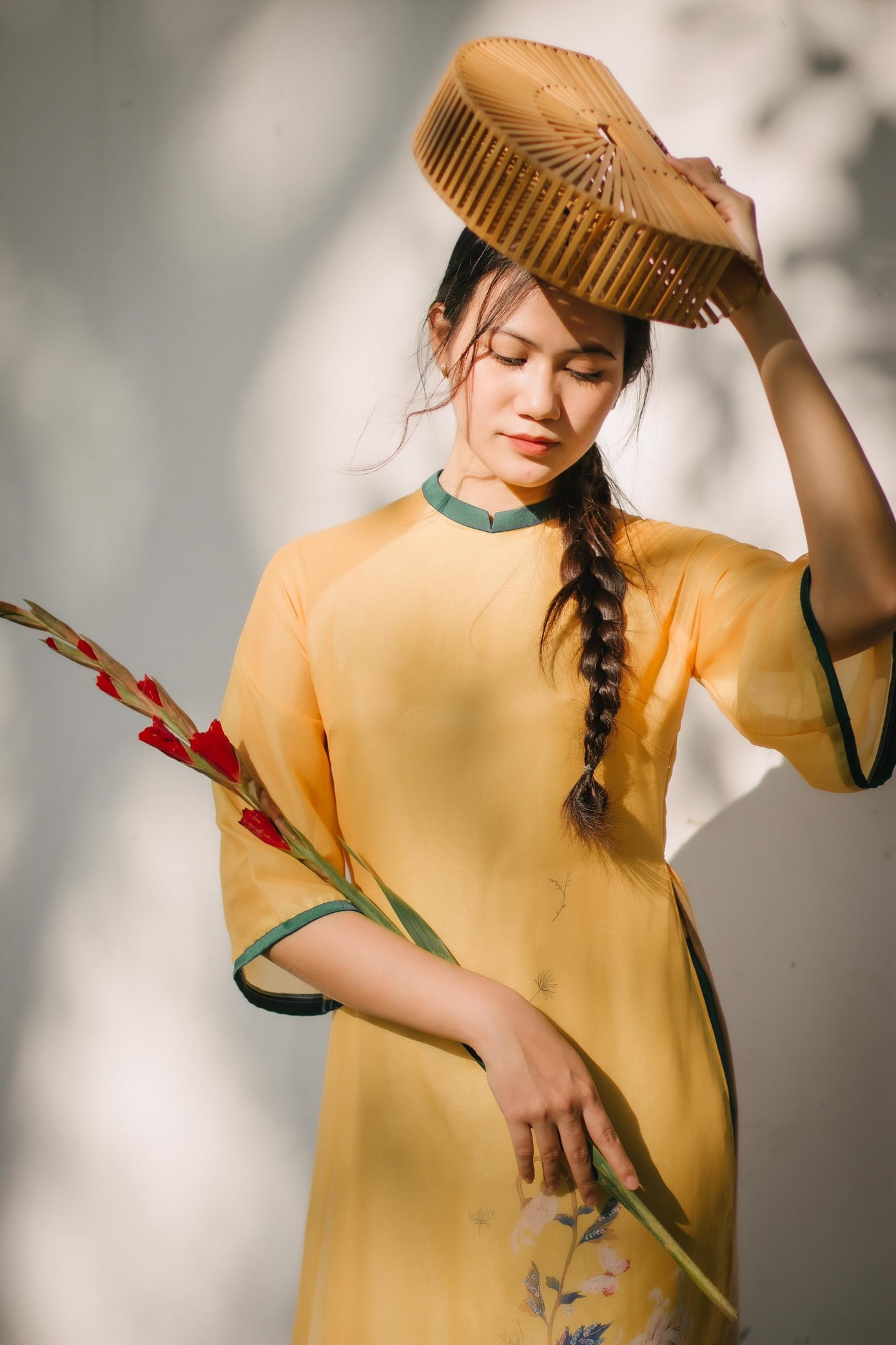 9X khoe sắc trong nắng xuân xứ Huế. 9X khoe sắc trong nắng xuân xứ Huế.