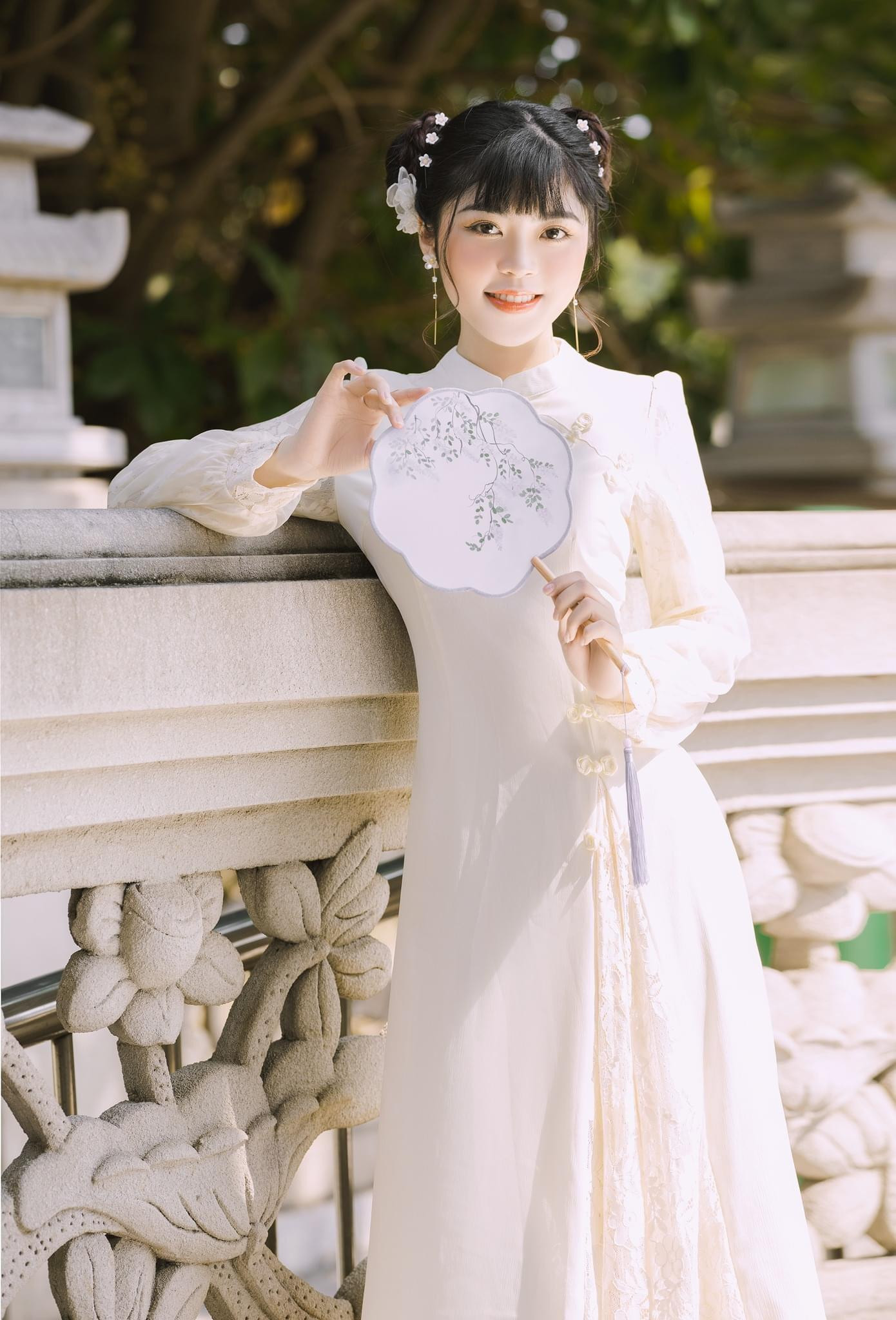 Hoa khôi Duyên dáng áo dài Bình Dương năm 2020 đẹp dịu dàng khi hóa thân thành cô gái Trung Hoa.