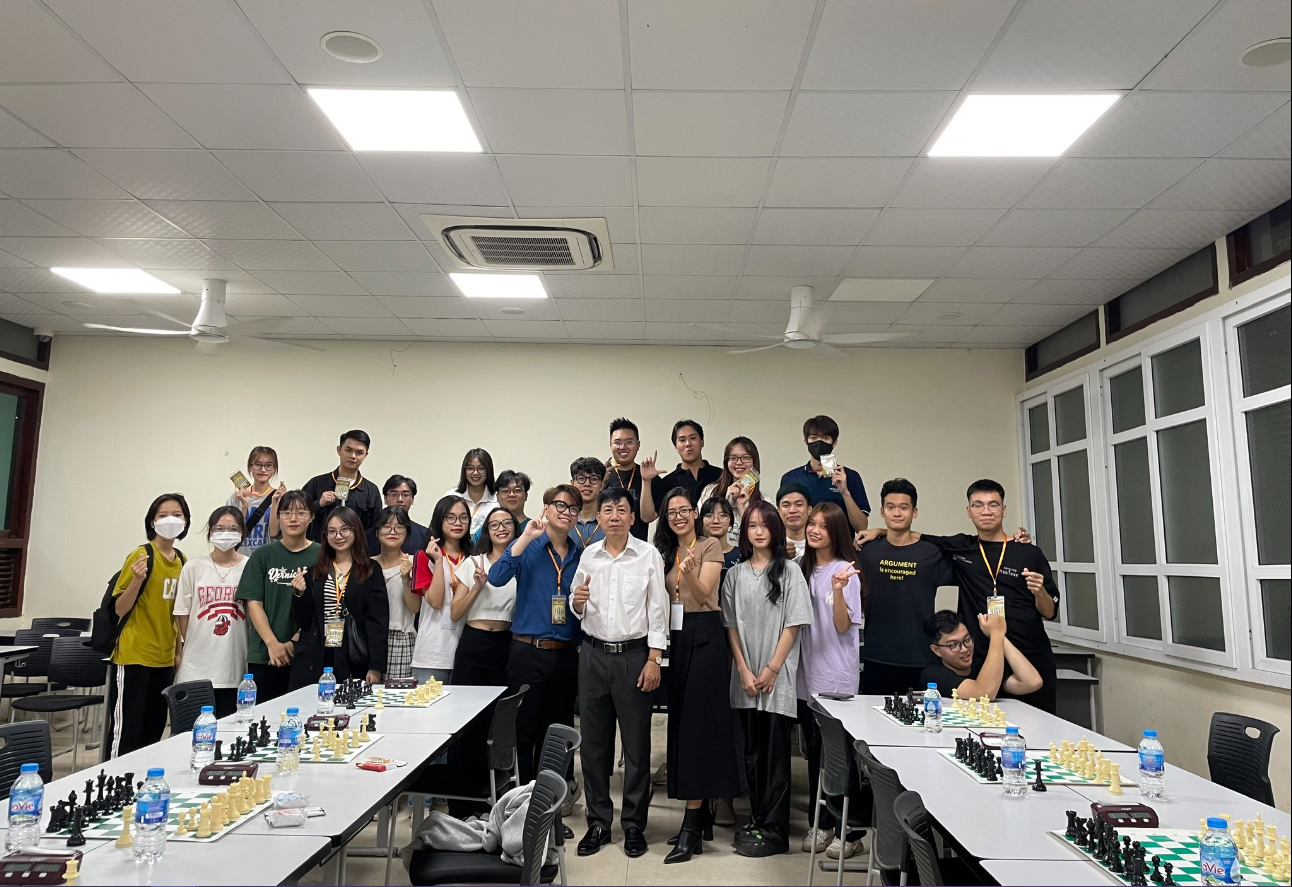 Vòng chung kết "Đấu trí" của giải đấu cờ vua Khoa Thuế - Hải Quan mở rộng 2022 đã thu hút được gần 100 sinh viên với niềm đam mê với bộ môn trong và ngoài khoa tham gia. Vòng chung kết "Đấu trí" của giải đấu cờ vua Khoa Thuế - Hải Quan mở rộng 2022 đã thu hút được gần 100 sinh viên với niềm đam mê với bộ môn trong và ngoài khoa tham gia.