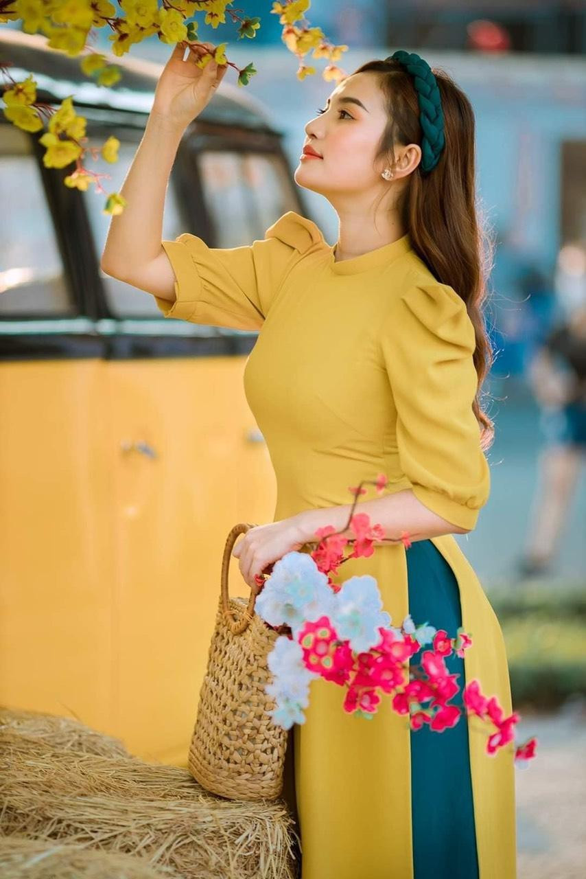 Màu vàng tươi của áo dài và hoa mai làm cho Huỳnh Như trở nên vô cùng nổi bật.