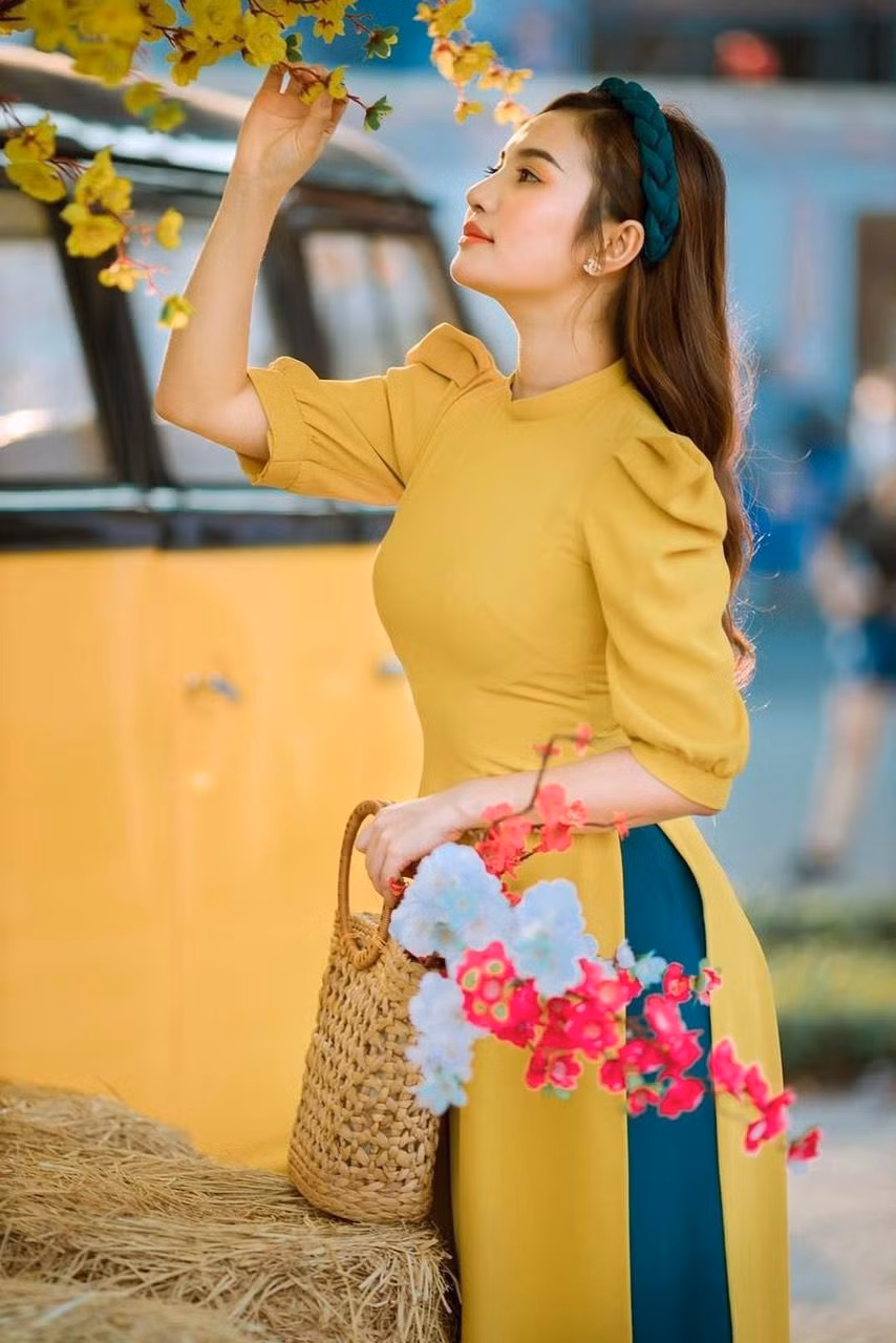 Màu vàng tươi của áo dài và hoa mai làm cho Huỳnh Như trở nên vô cùng nổi bật.