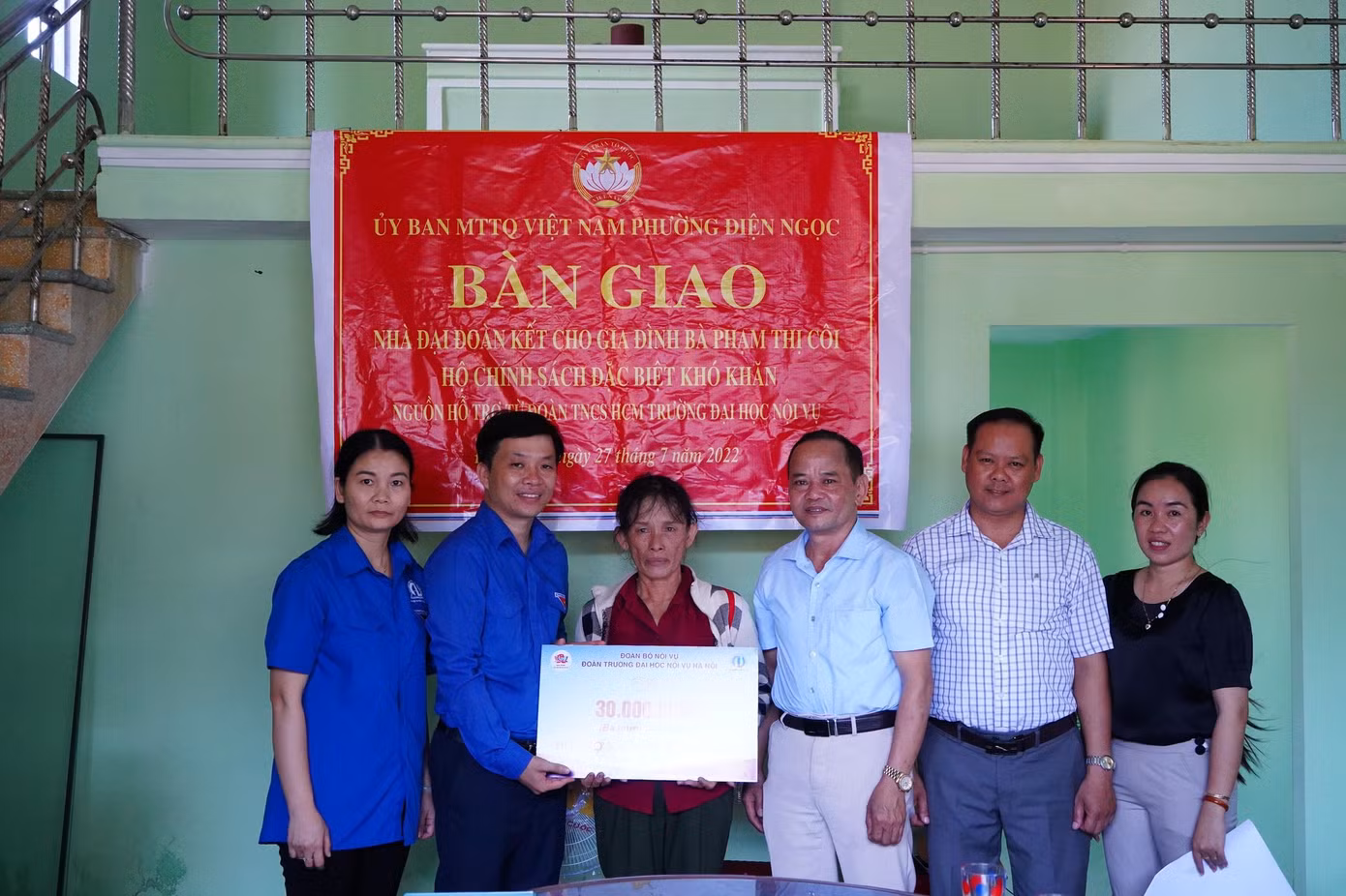 Đoàn Công tác tặng quà và bàn giao Nhà tình nghĩa cho gia đình bà Phạm Thị Côi tại thị xã Điện Bàn, tỉnh Quảng Nam.