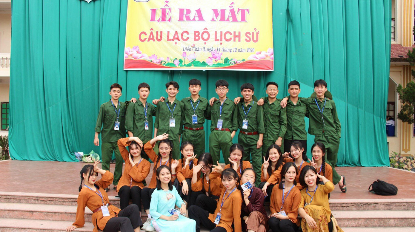 Tố Uyên cùng các bạn trong buổi lễ ra mắt CLB Lịch sử.