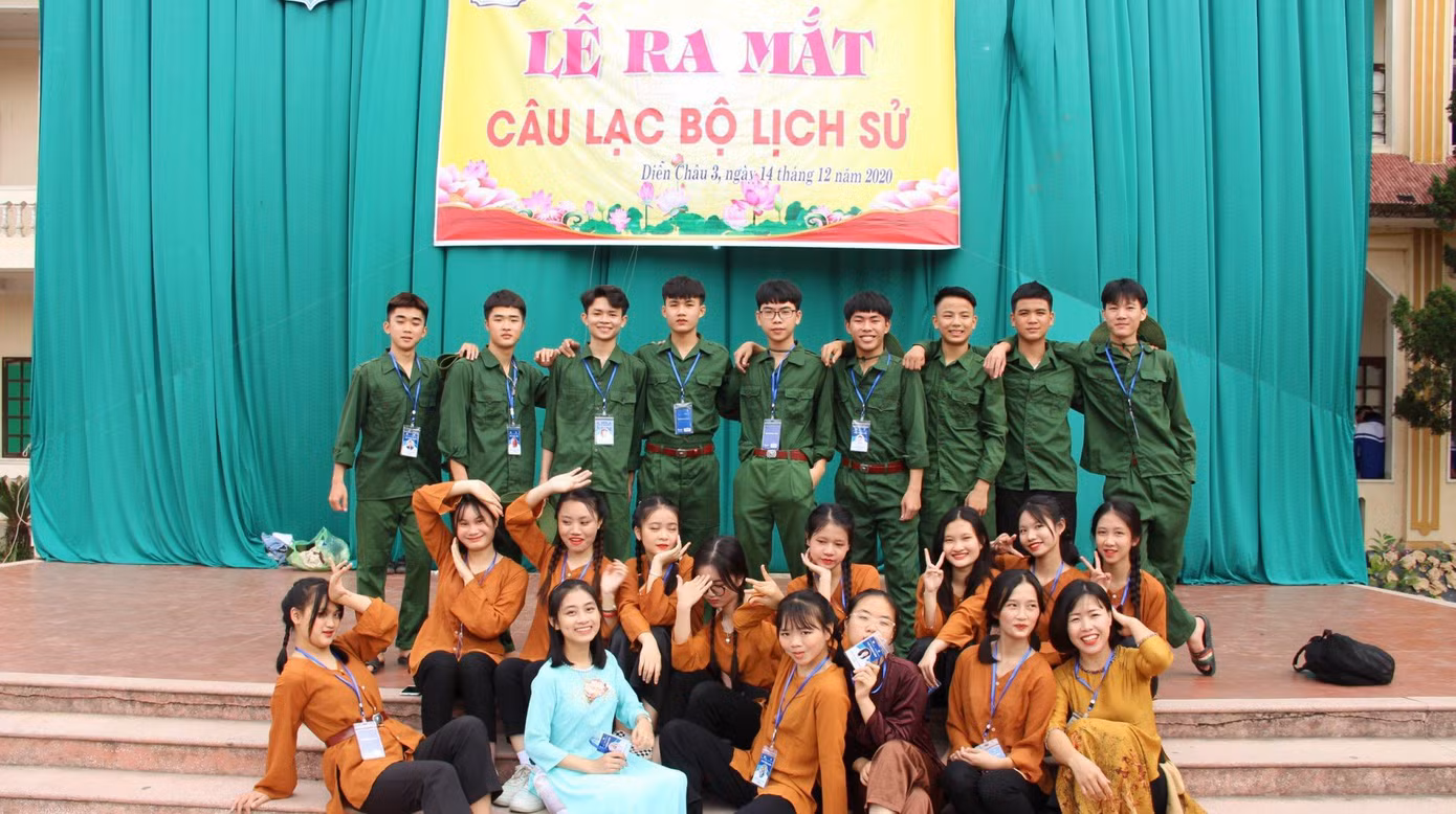 Tố Uyên cùng các bạn trong buổi lễ ra mắt CLB Lịch sử.