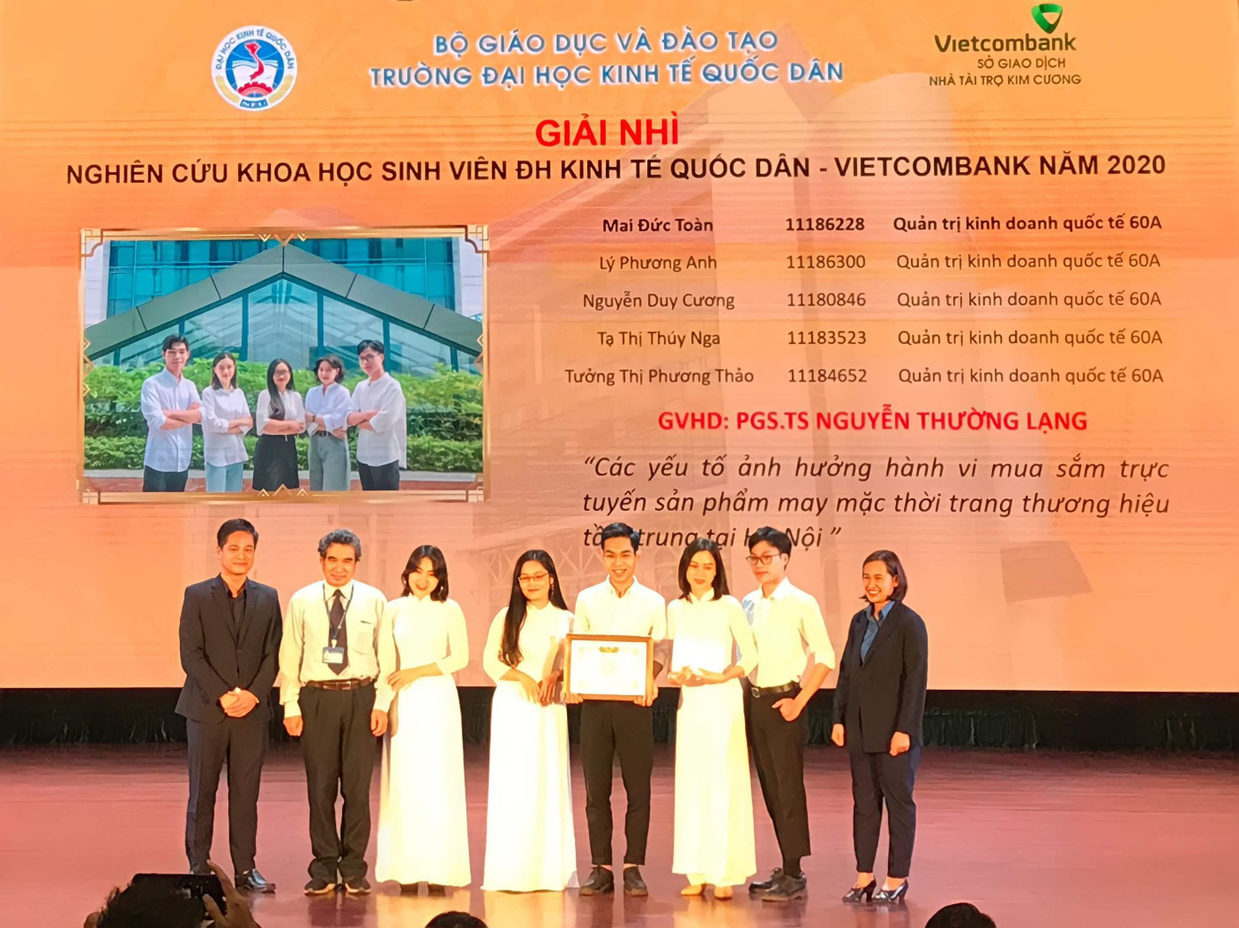 Chàng trai nỗ lực nghiên cứu khoa học, hưởng 'quả ngọt' cùng bạn bè. Ảnh: NVCC