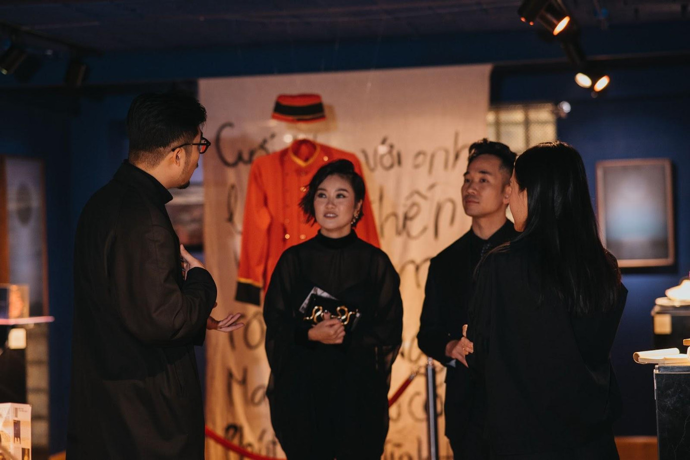 Vũ cùng những vị khách quý - cũng là những đối tác, người bạn của mình.