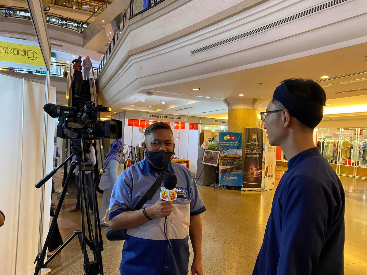 Hiệp trả lời phỏng vấn của Đài Truyền hình Quốc gia Brunei (RTB).