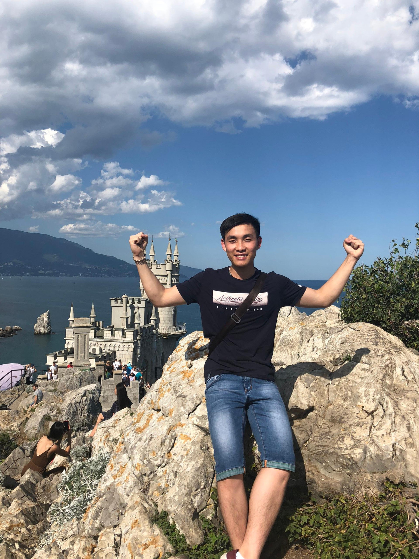 Ngoài vai trò là sinh viên Trường Dược, anh còn là cộng tác viên ngành Du Lịch. Ngoài vai trò là sinh viên Trường Dược, anh còn là cộng tác viên ngành Du Lịch.