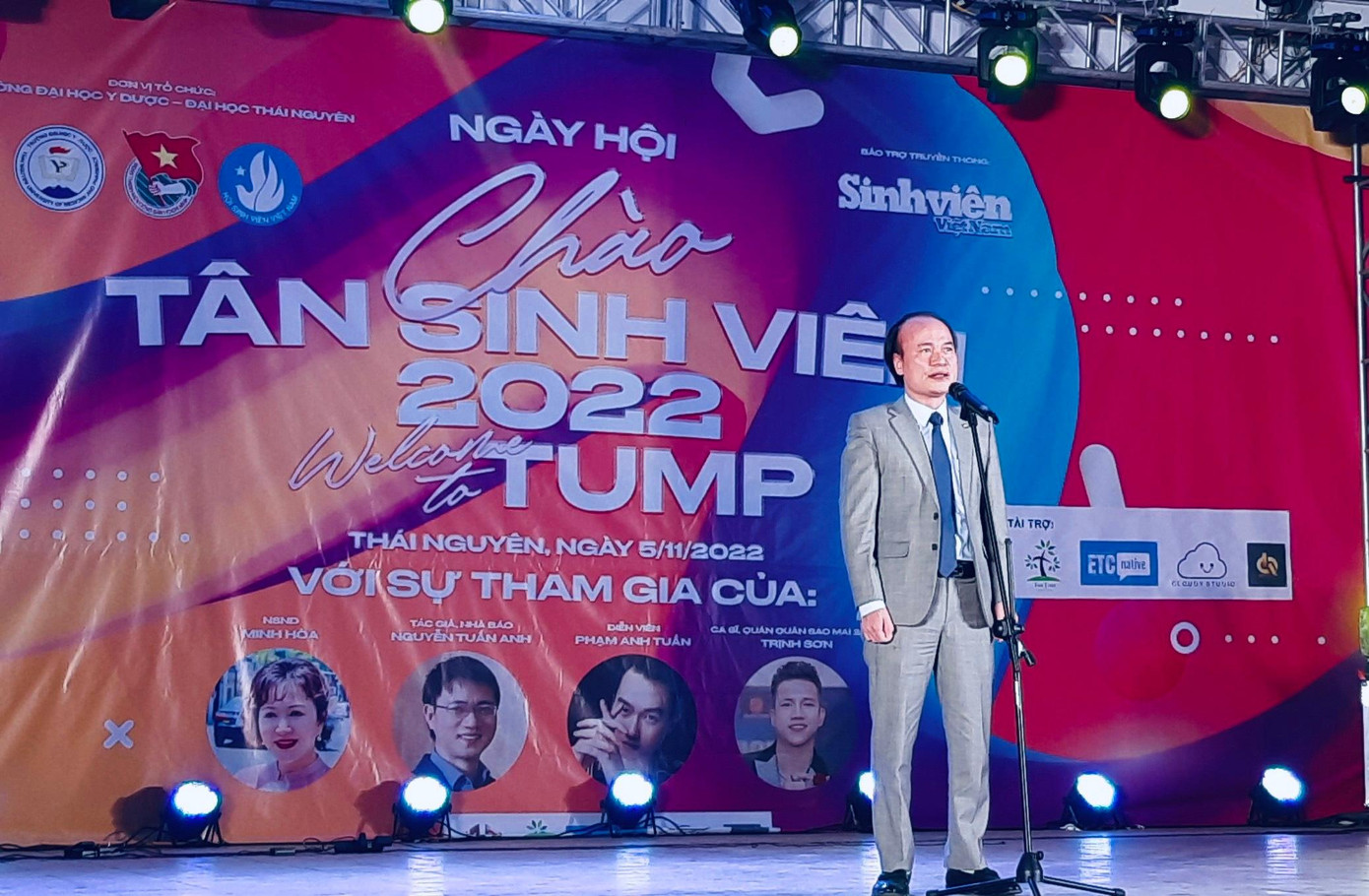 PGS,TS Nguyễn Tiến Dũng, Bí thư Đảng ủy, Hiệu trưởng Trường Đại học Y - Dược (Đại học Thái Nguyên), Giám đốc Bệnh viện Trường Đại học Y - Dược Thái Nguyên, phát biểu khai mạc chương trình.