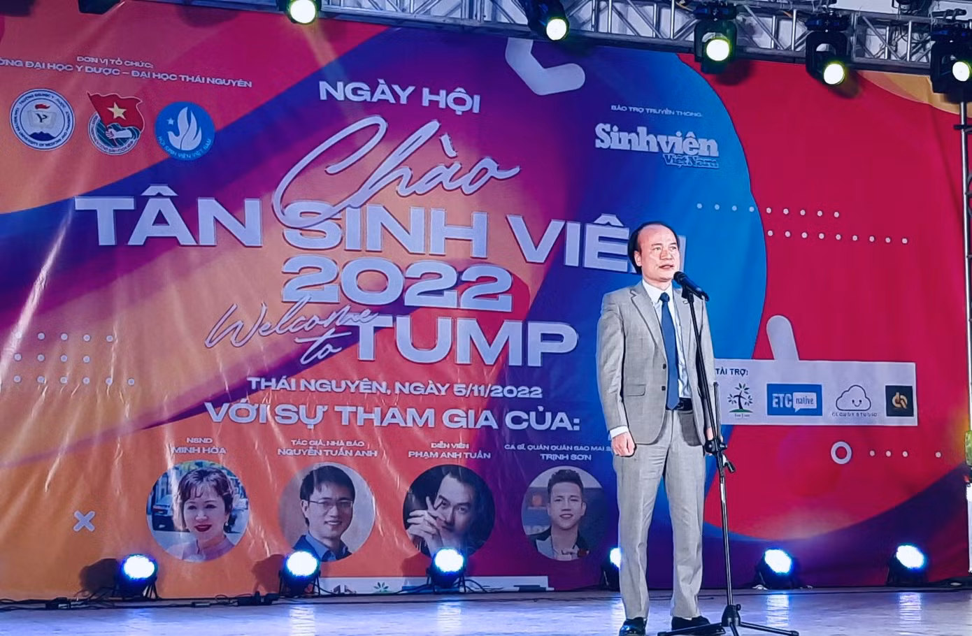 PGS,TS Nguyễn Tiến Dũng, Bí thư Đảng ủy, Hiệu trưởng Trường Đại học Y - Dược (Đại học Thái Nguyên), Giám đốc Bệnh viện Trường Đại học Y - Dược Thái Nguyên, phát biểu khai mạc chương trình.