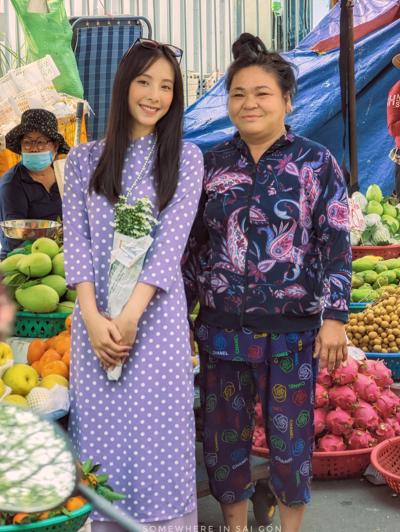 Hồng Nhung chụp hình cùng các cô tiểu thương ở chợ.