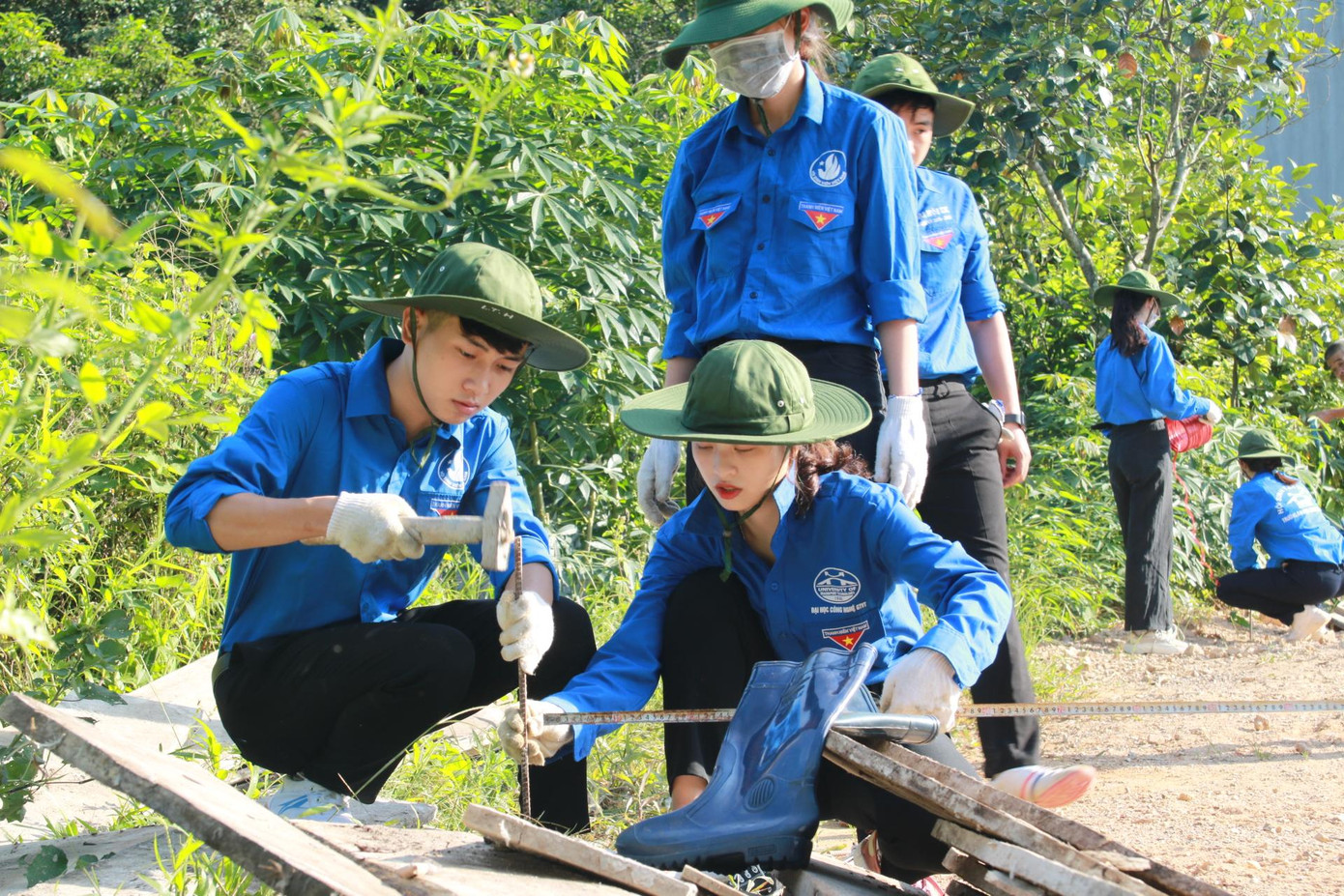Những chuyến đi tình nguyện đã giúp Hùng bén duyên với các hoạt động ý nghĩa. Những chuyến đi tình nguyện đã giúp Hùng bén duyên với các hoạt động ý nghĩa.
