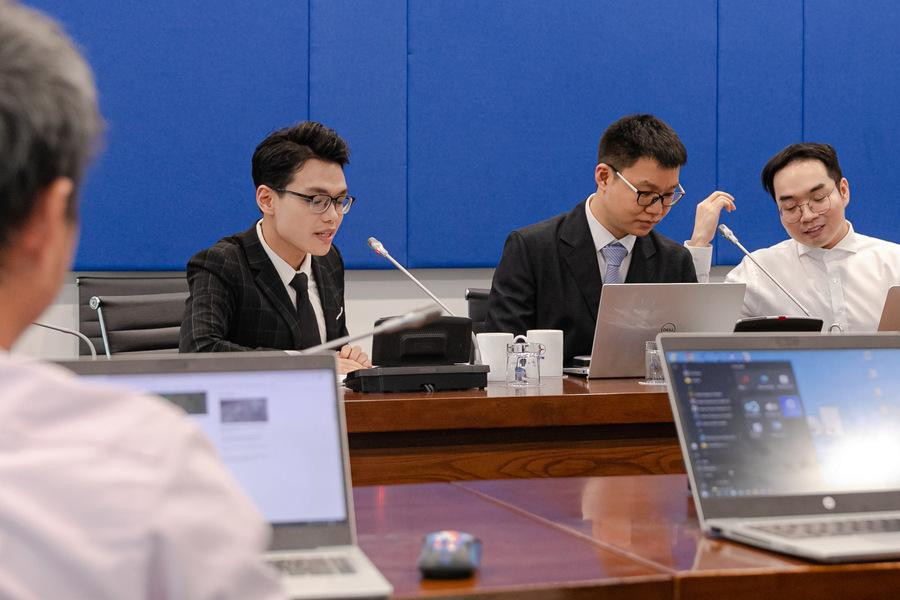 MC Hoàng Nam dẫn song ngữ Việt - Anh trong một cuộc họp quan trọng tại Tập đoàn EVN. MC Hoàng Nam dẫn song ngữ Việt - Anh trong một cuộc họp quan trọng tại Tập đoàn EVN.