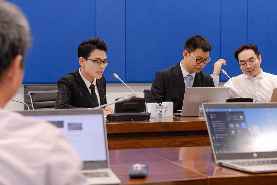 MC Hoàng Nam dẫn song ngữ Việt - Anh trong một cuộc họp quan trọng tại Tập đoàn EVN.