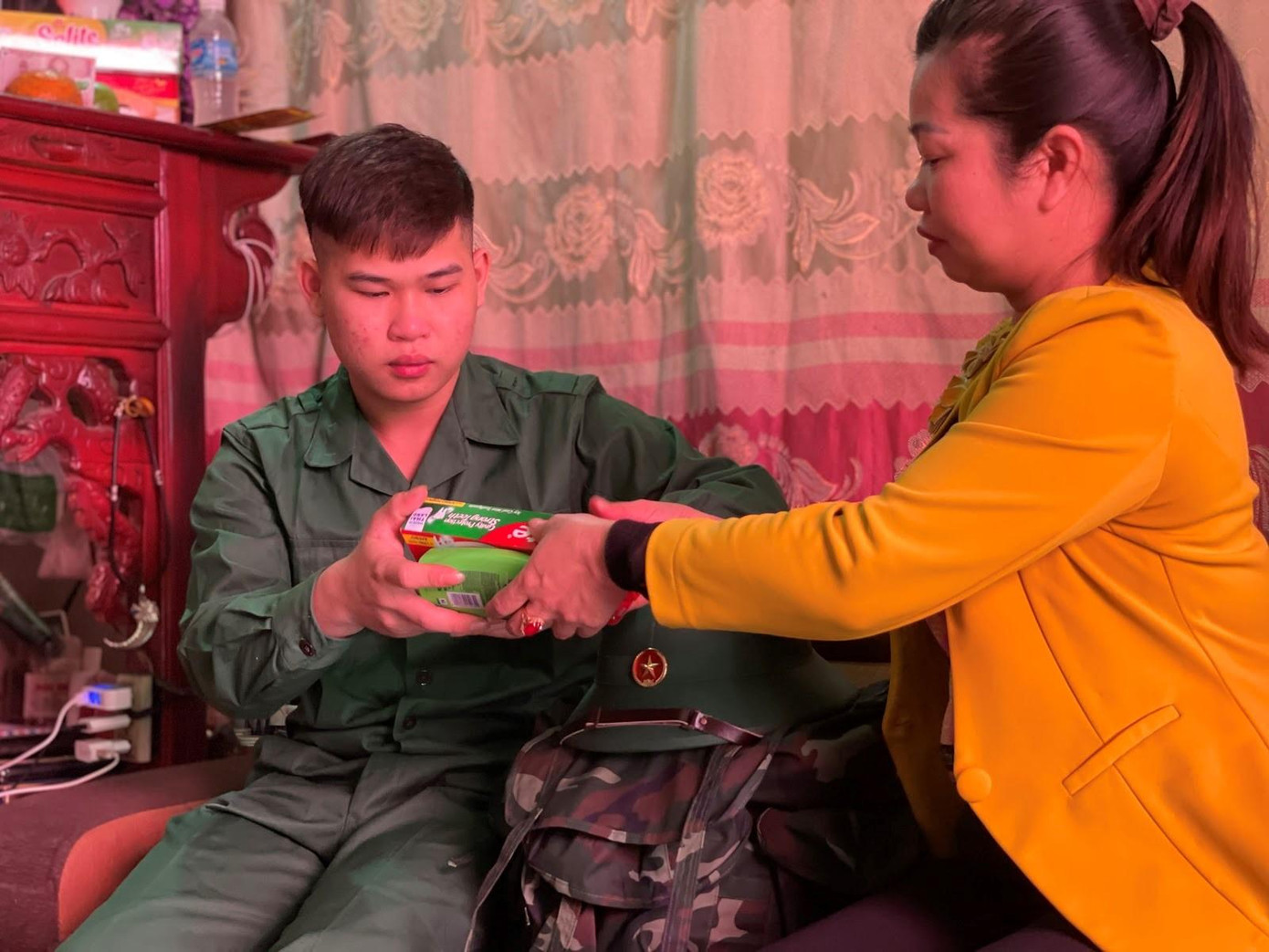 Mẹ đang sửa soạn tư trang của Hiệp trước khi lên đường. Mẹ đang sửa soạn tư trang của Hiệp trước khi lên đường.