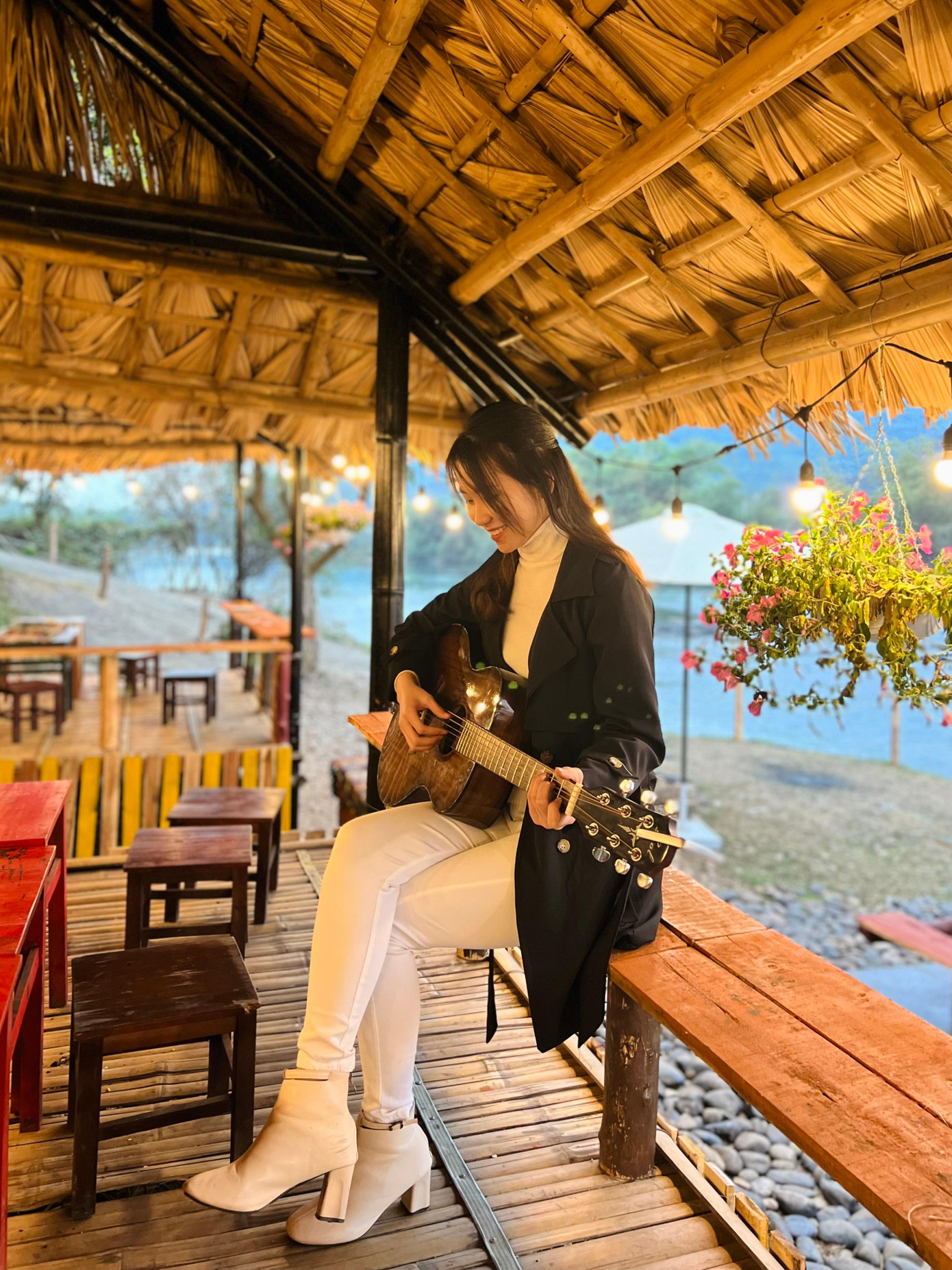 Tham gia câu lạc bộ Guitar, cô vừa được thỏa sức với đam mê, vừa được giao lưu cùng các anh chị, bạn bè có cùng sở thích.